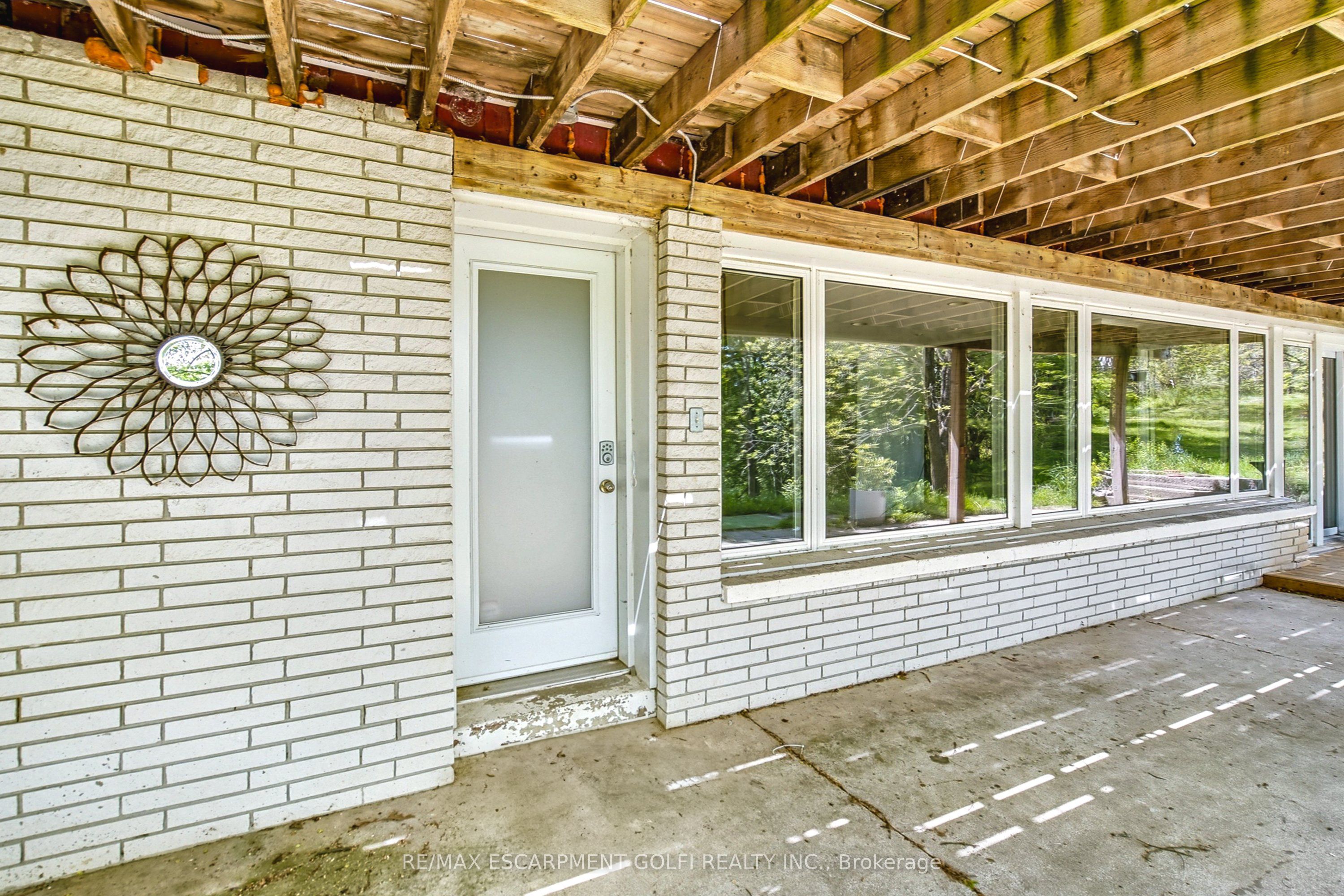 932 OLD DUNDAS Road