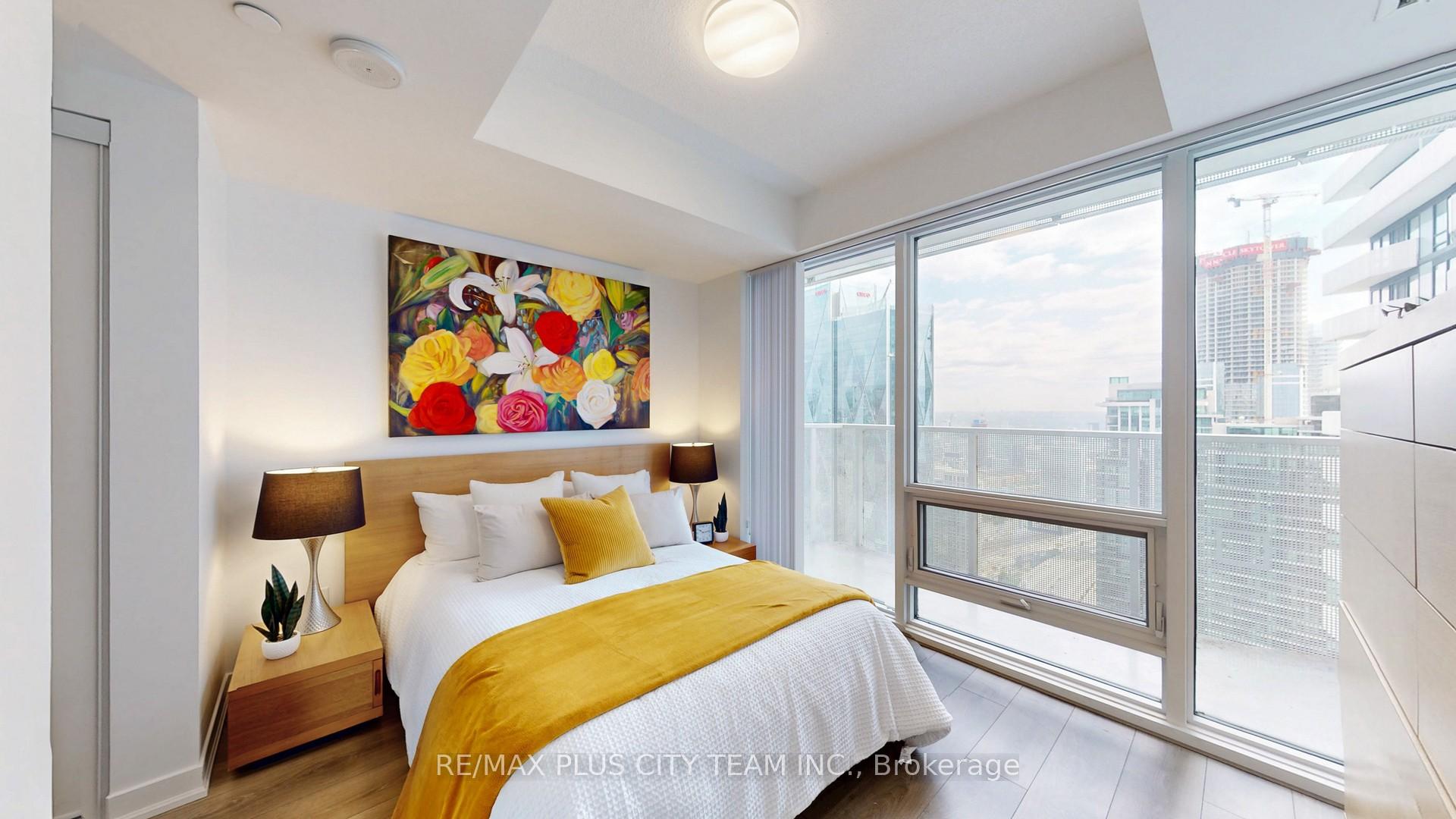 2 Bedrooms Condo at 100 Harbour, Toronto For sale