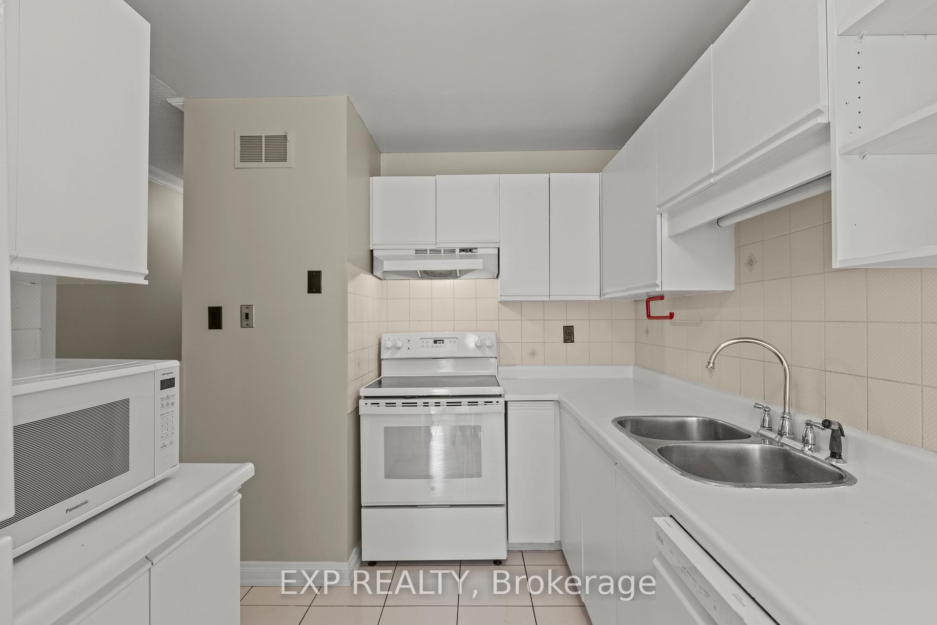 3 Bedrooms Condo at 2205 South Millway, Mississauga For sale