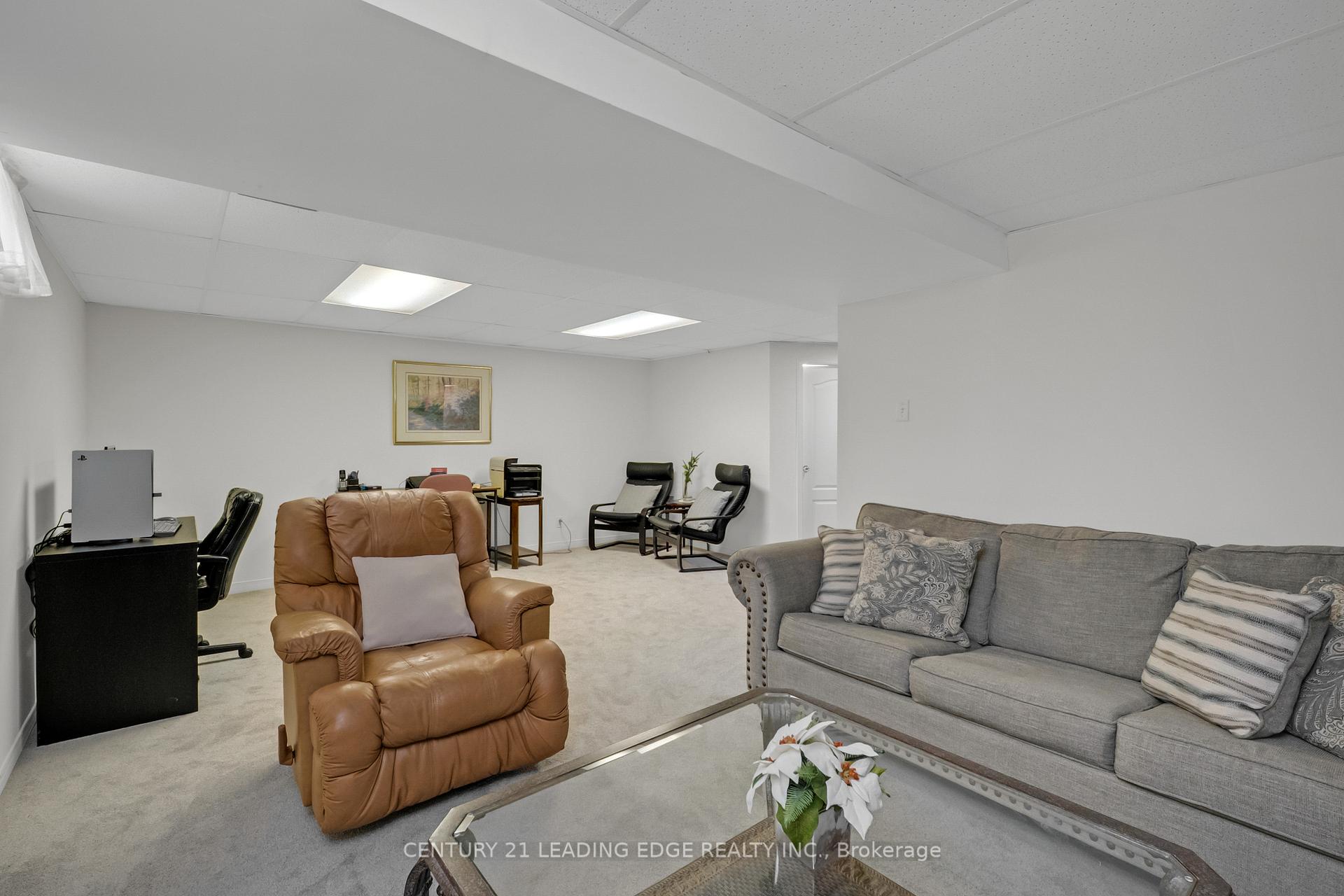 3 Bedrooms Condo at 2435 Woodward,  Burlington For sale