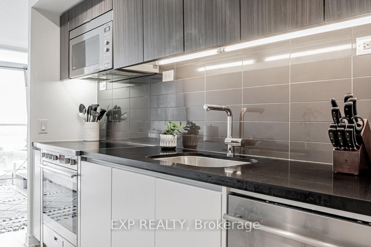 2 Bedrooms Condo at 85 Queens Wharf, Toronto For sale