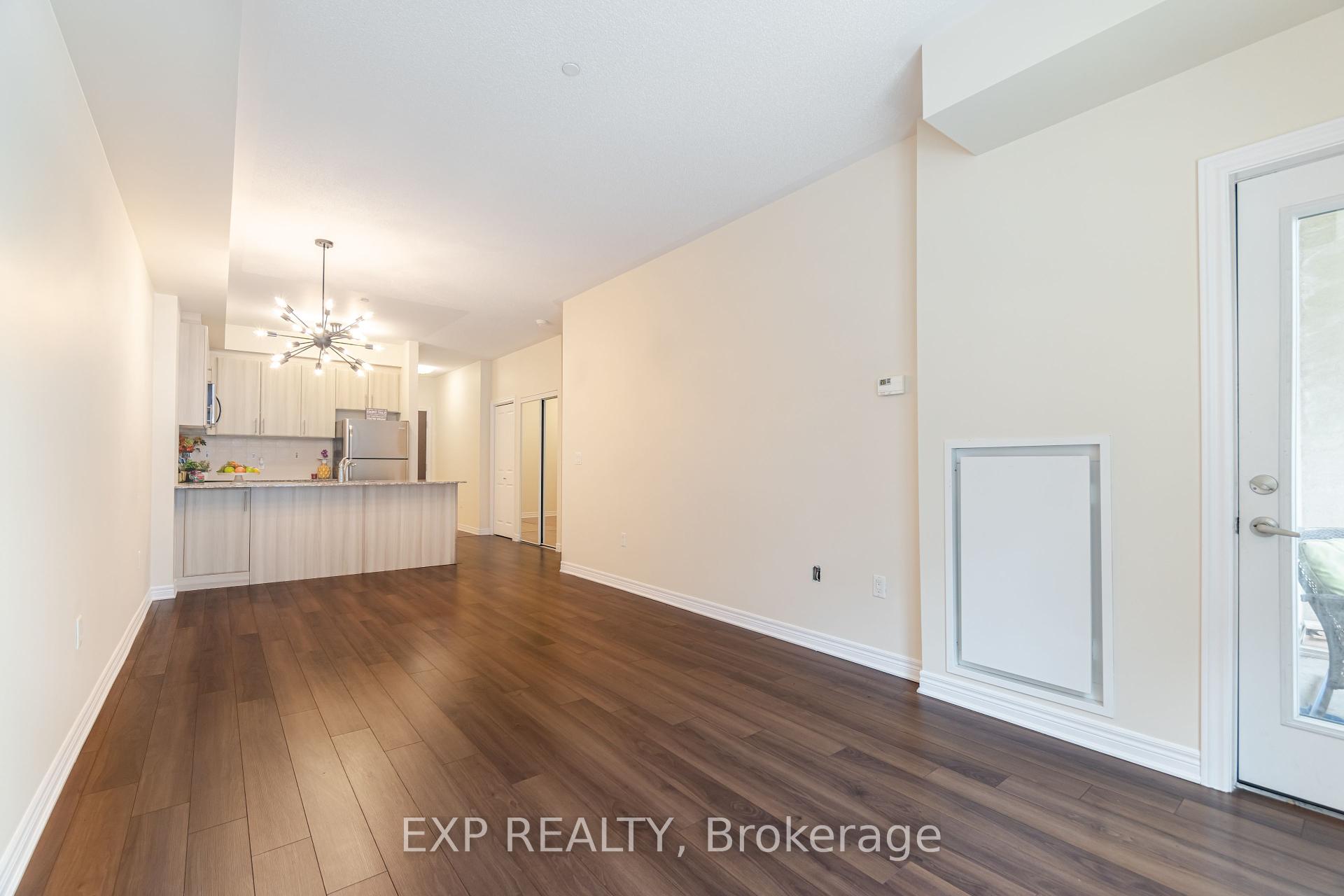 3 Bedrooms Condo at 216 Oak Park, Oakville For sale