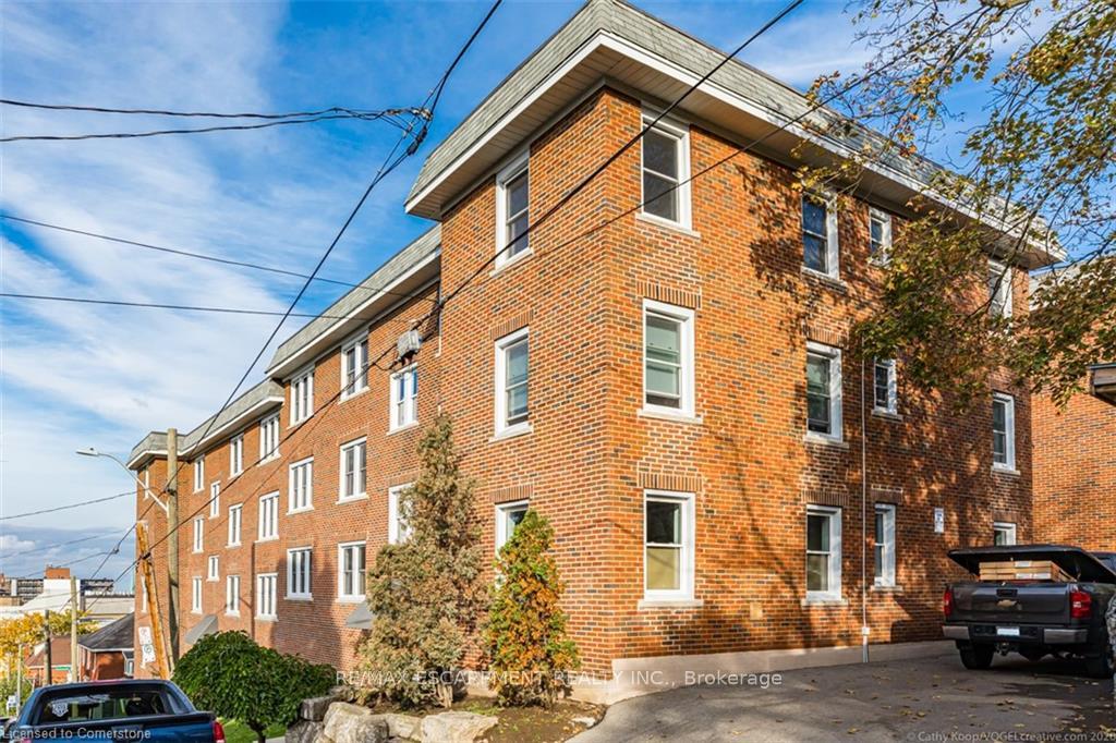 2 Bedrooms Condo at 25 Mountwood, Hamilton For sale