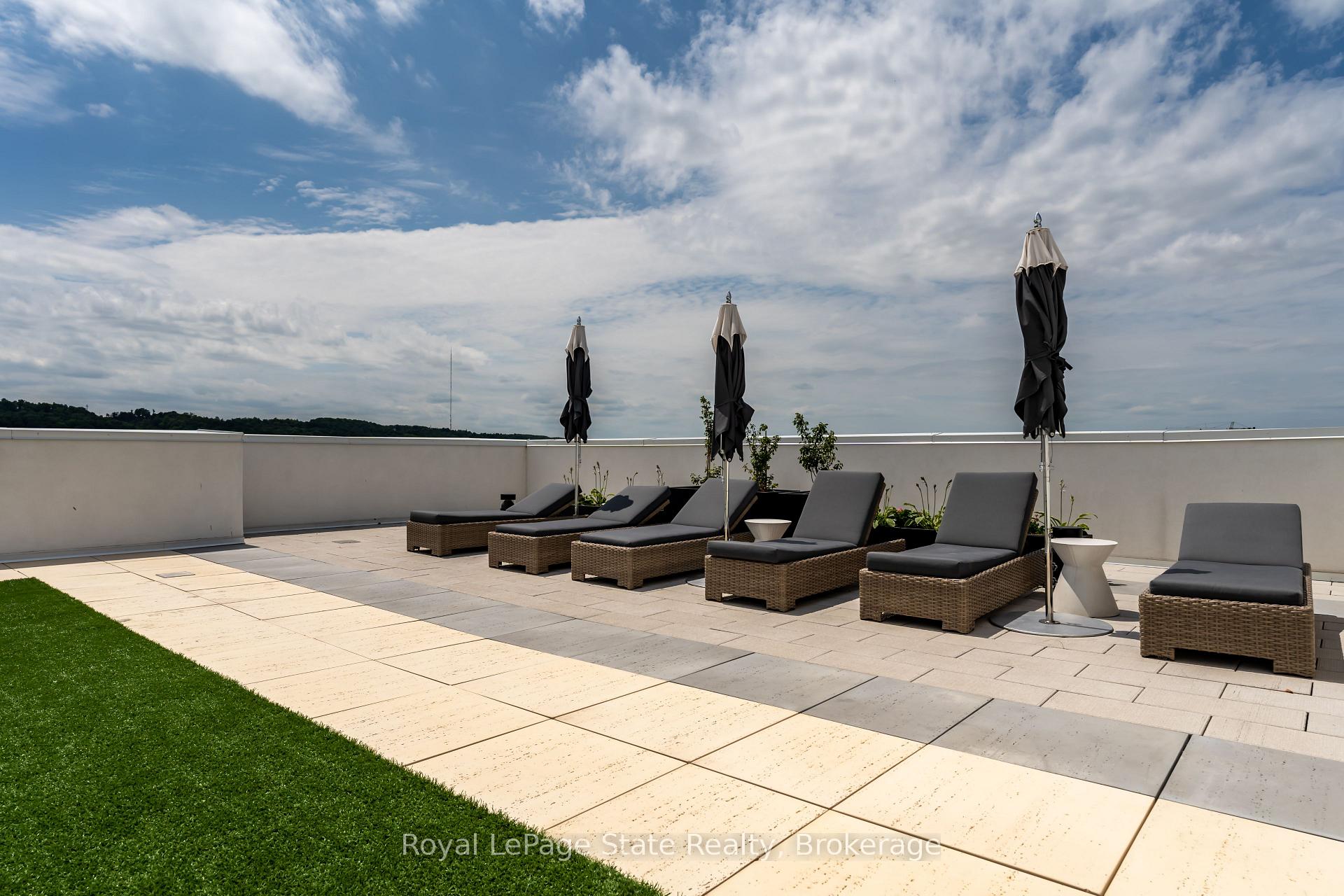 2 Bedrooms Condo at 121 8,  Hamilton For sale