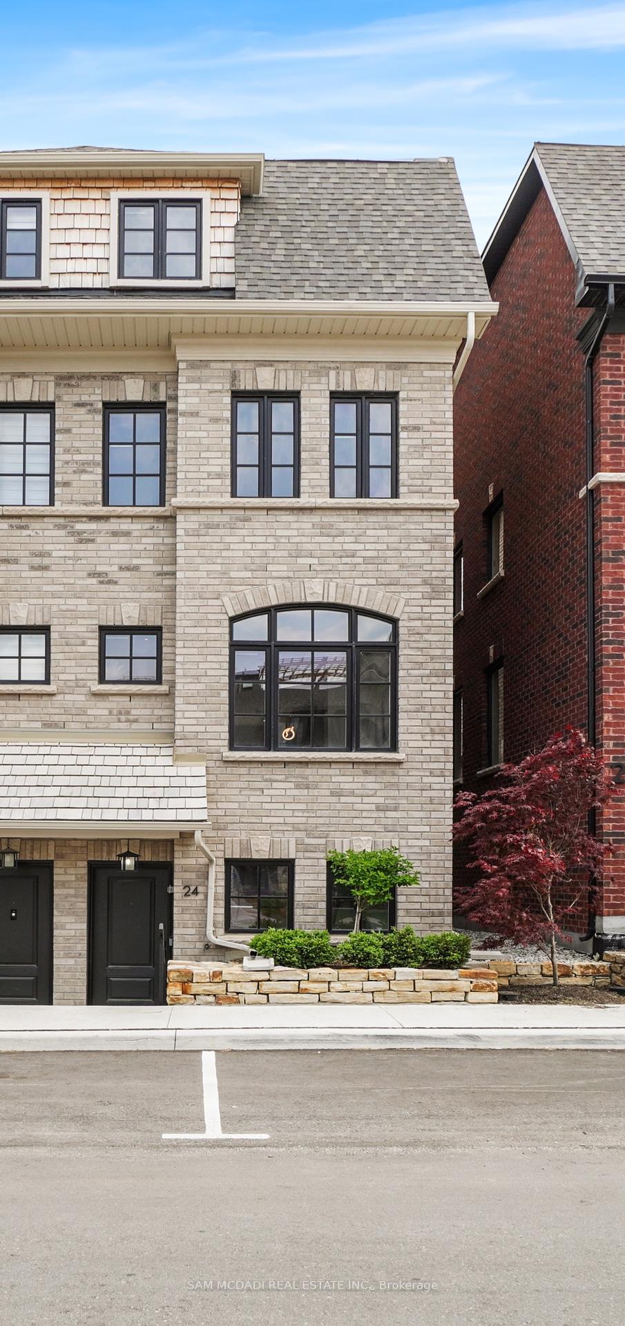 3 Bedrooms Condo at 10 Lunar, Mississauga For sale