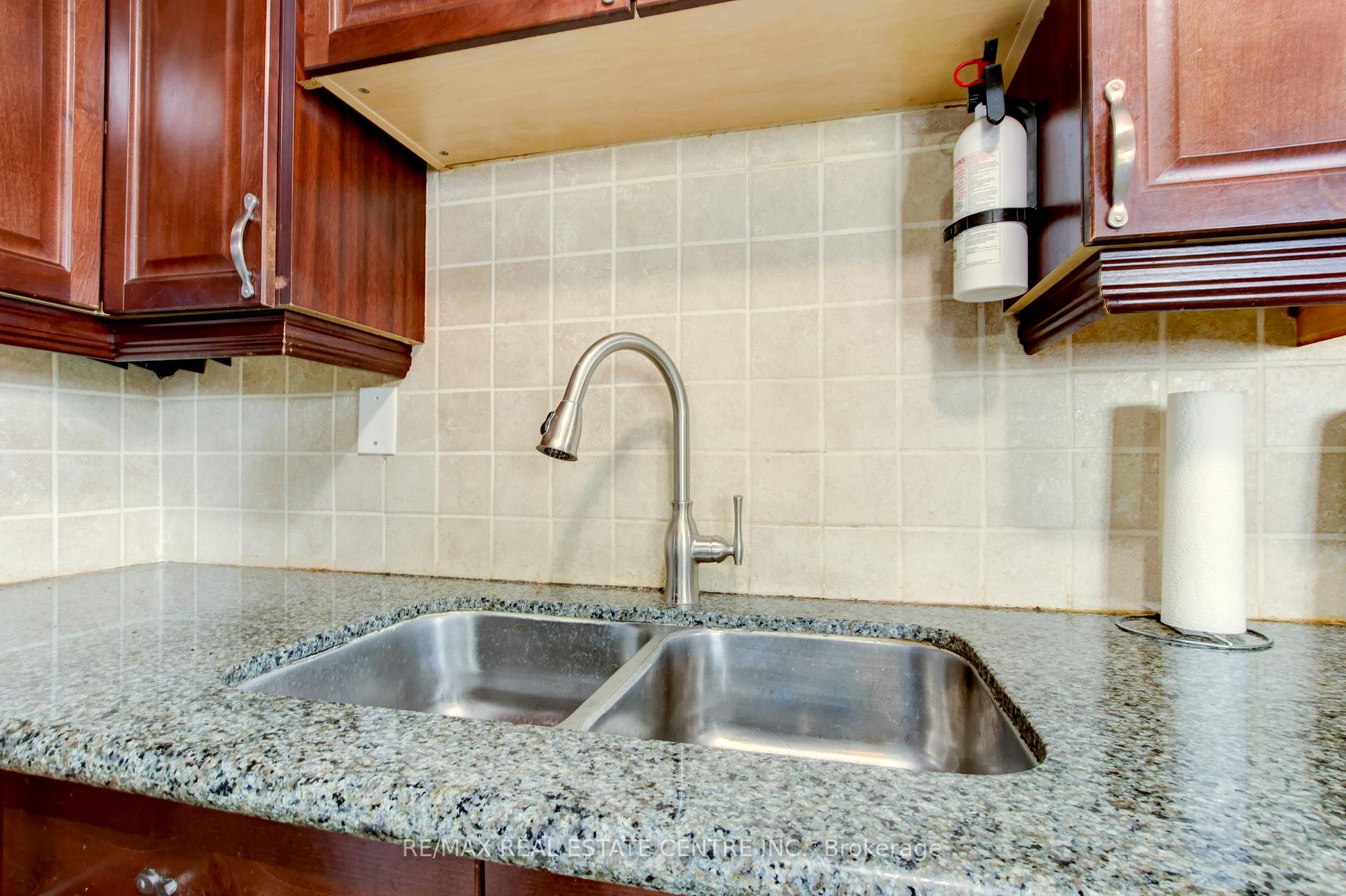 3 Bedrooms Condo at 2345 Confederation, Mississauga For sale