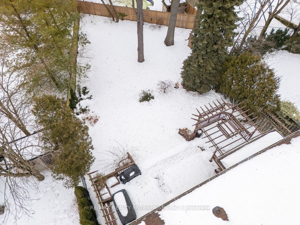1076 Red Pine Crescent