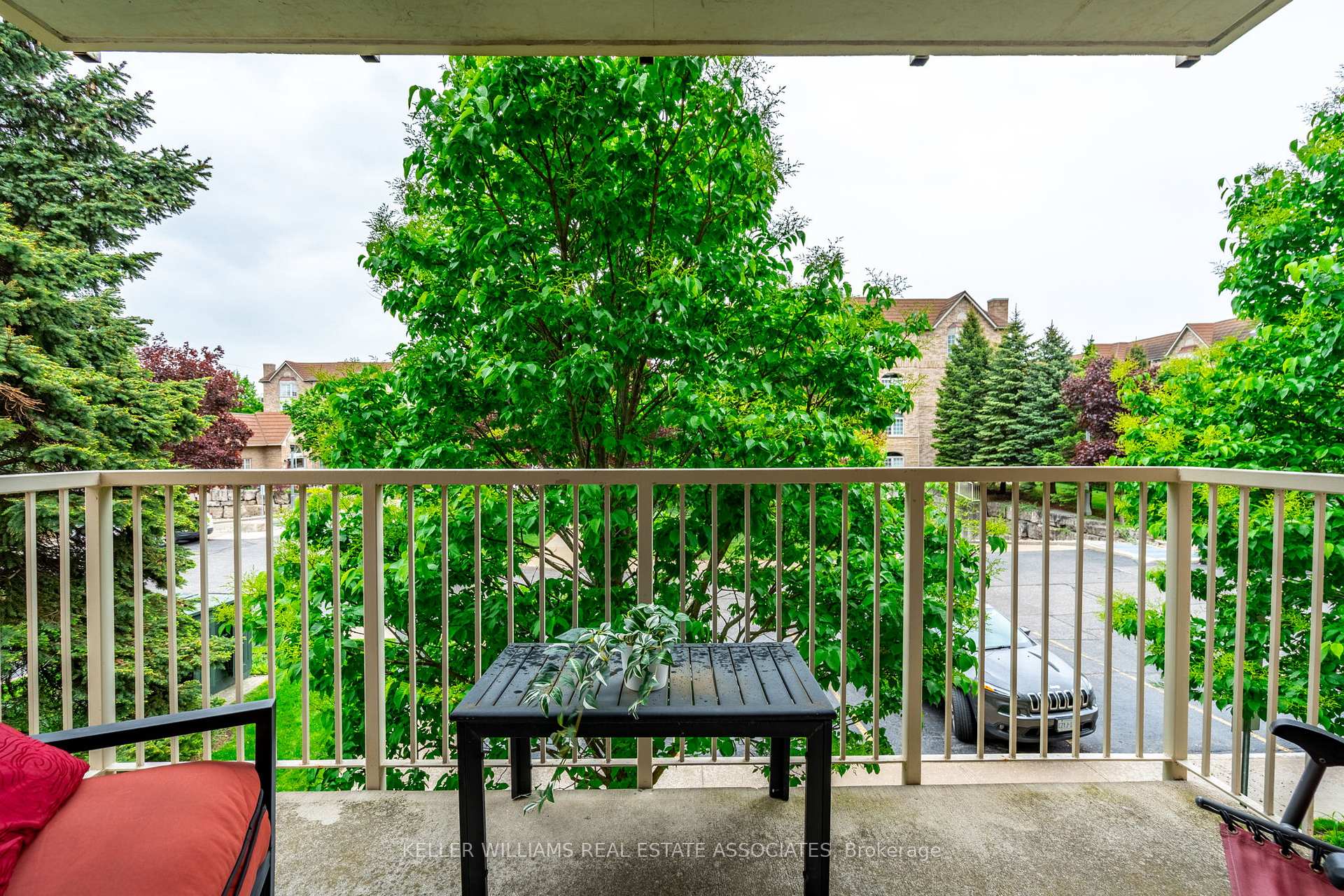 2 Bedrooms Condo at 216 Plains, Burlington For sale