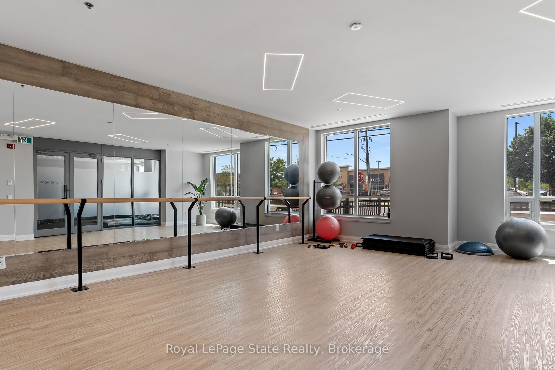 2 Bedrooms Condo at 121 8,  Hamilton For sale