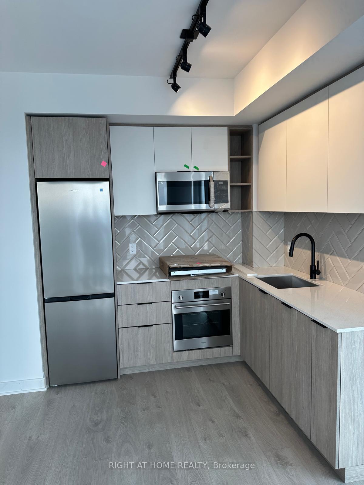 2 Bedrooms Condo at 36 Zorra,  Toronto For sale
