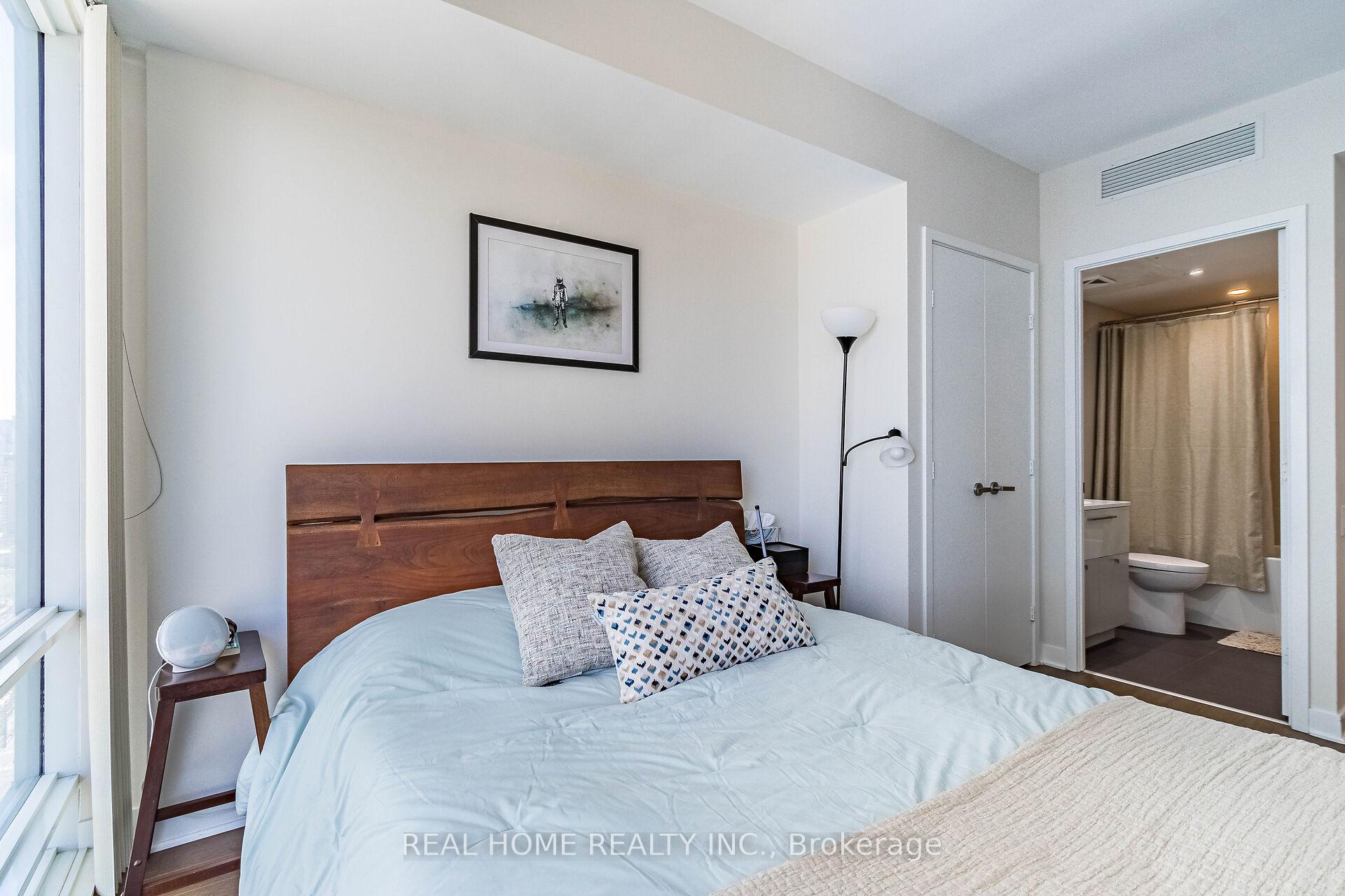 2 Bedrooms Condo at 15 Grenville,  Toronto For sale