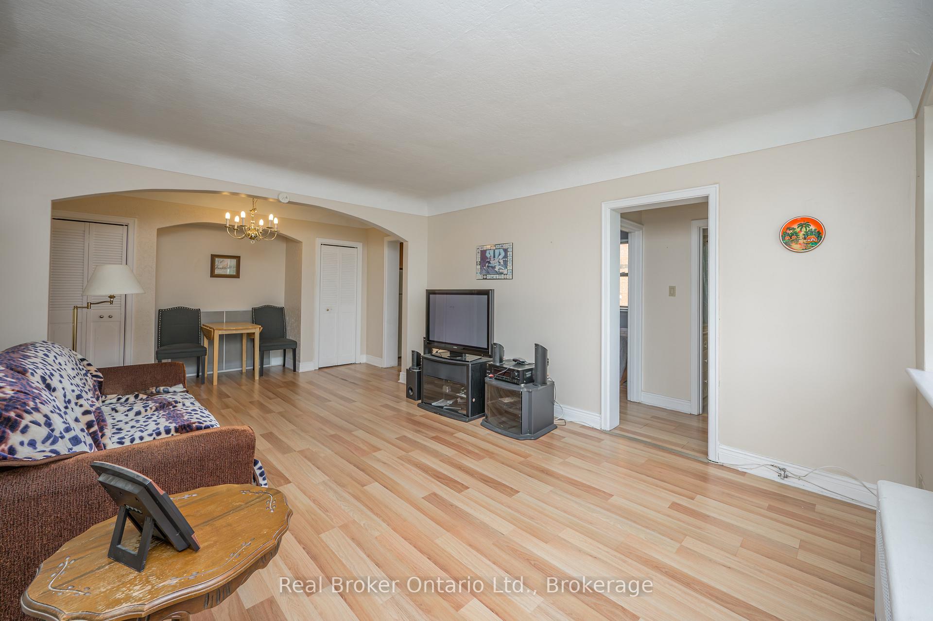 2 Bedrooms Co-op at 5 East 36th, Hamilton For sale