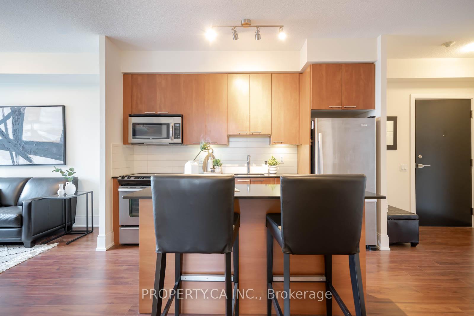 2 Bedrooms Condo at 15 Viking, Toronto For sale