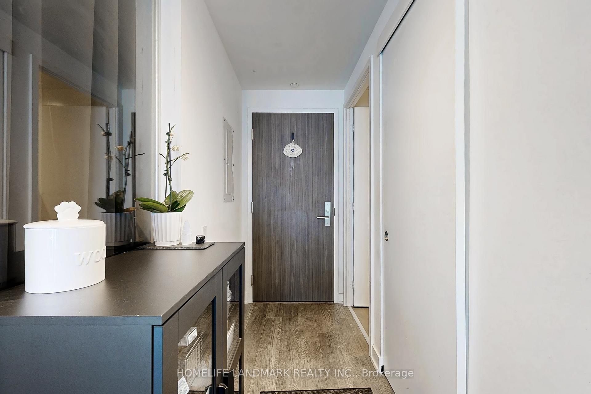 2 Bedrooms Condo at 185 Roehampton, Toronto For sale