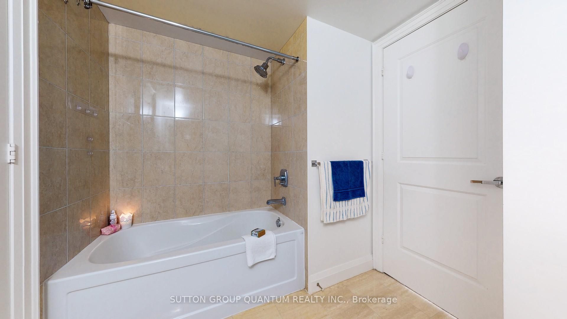 2 Bedrooms Condo at 11 Bronte, Oakville For sale