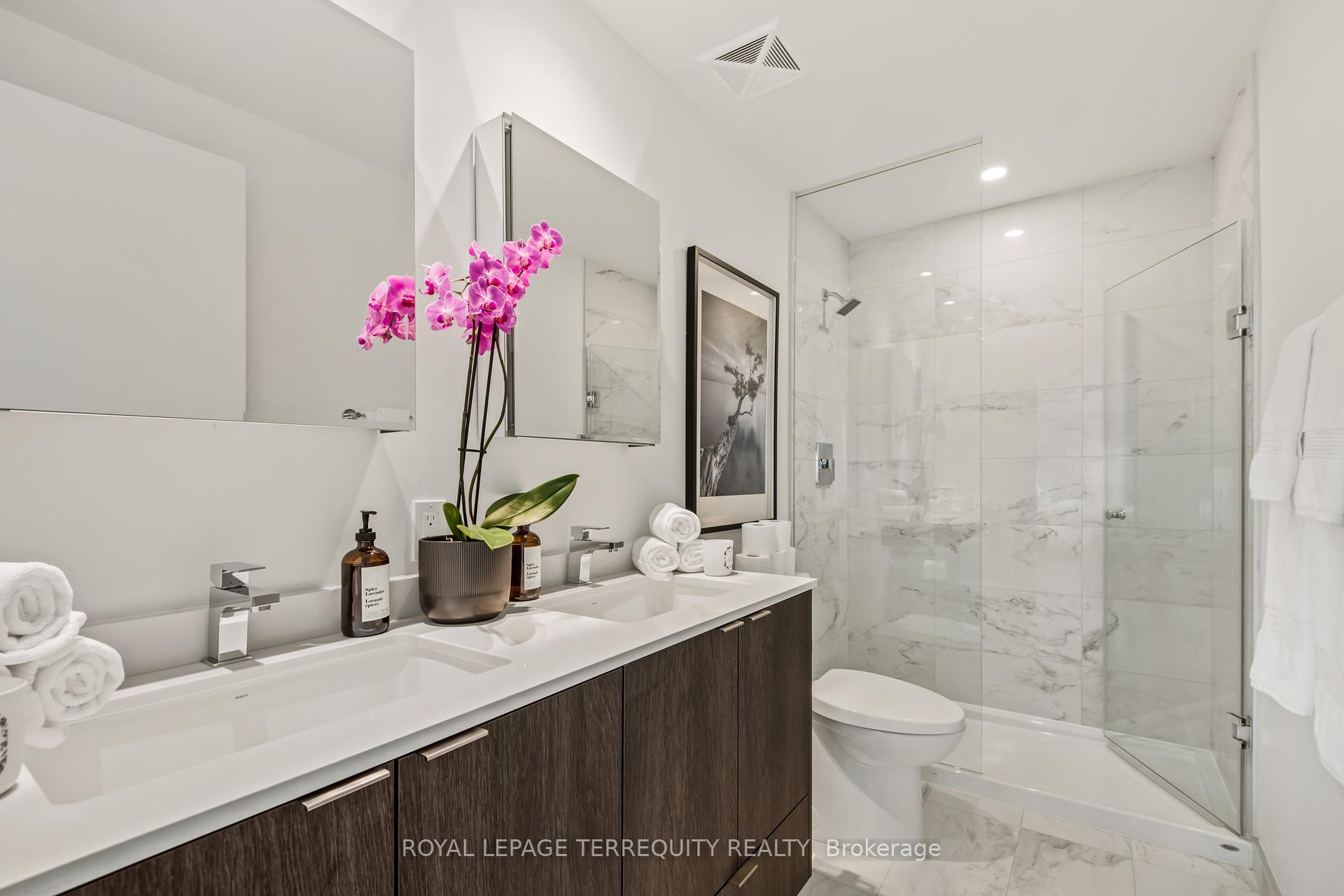 3 Bedrooms Condo at 1926 Lake Shore, Toronto For sale