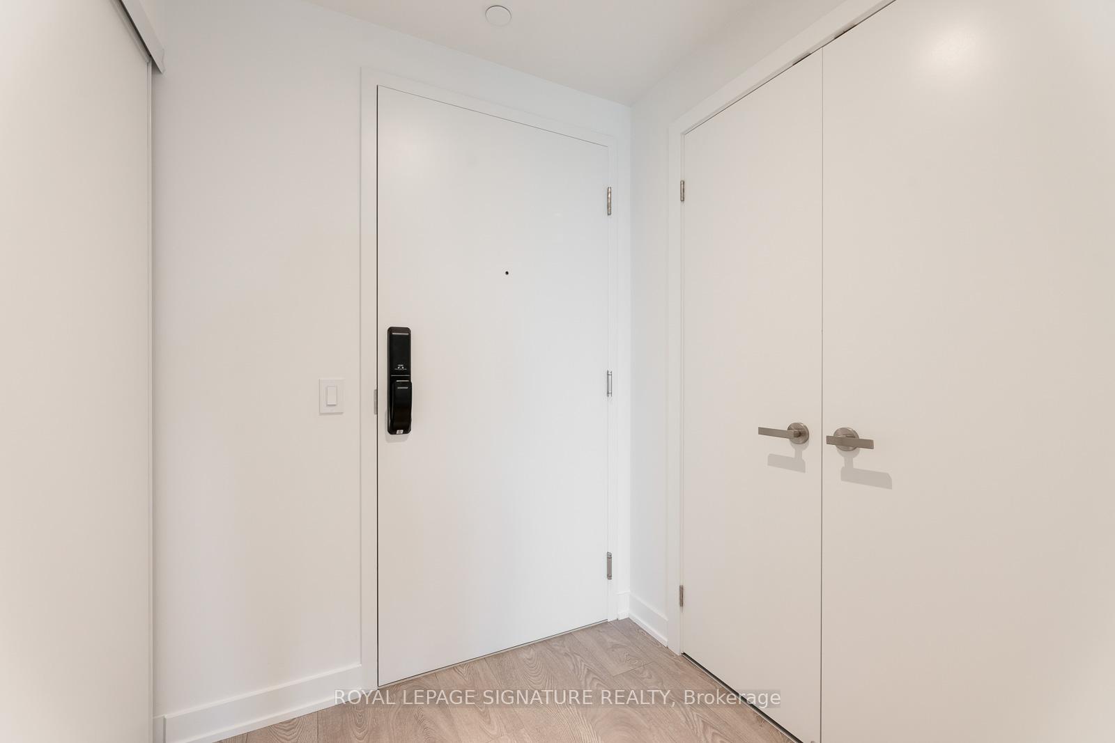 2 Bedrooms Condo at 28 Ann, Mississauga For sale