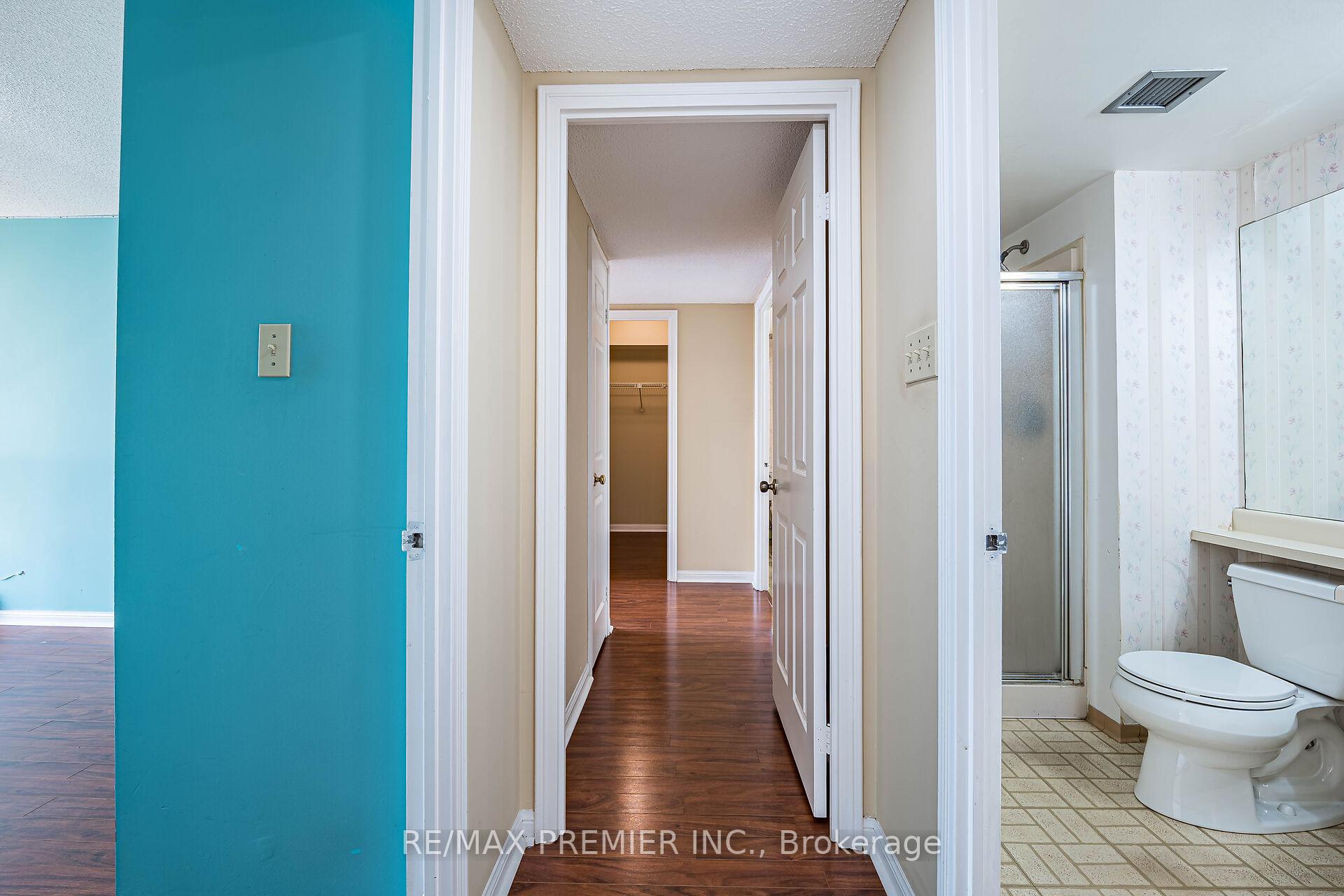 3 Bedrooms Condo at 40 Richview, Toronto For sale