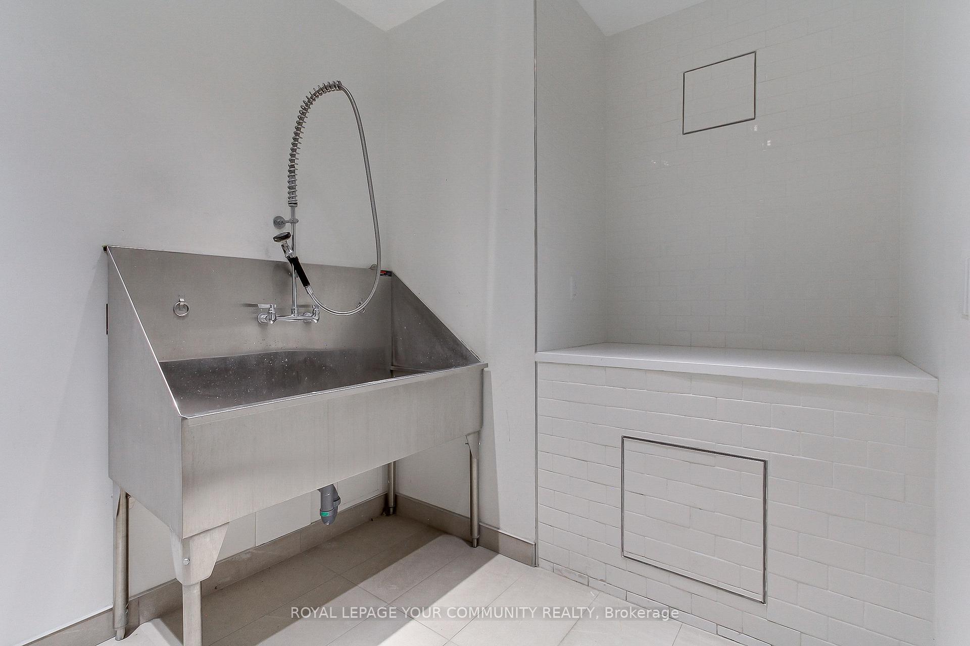 2 Bedrooms Condo at 10 Deerlick, Toronto For sale