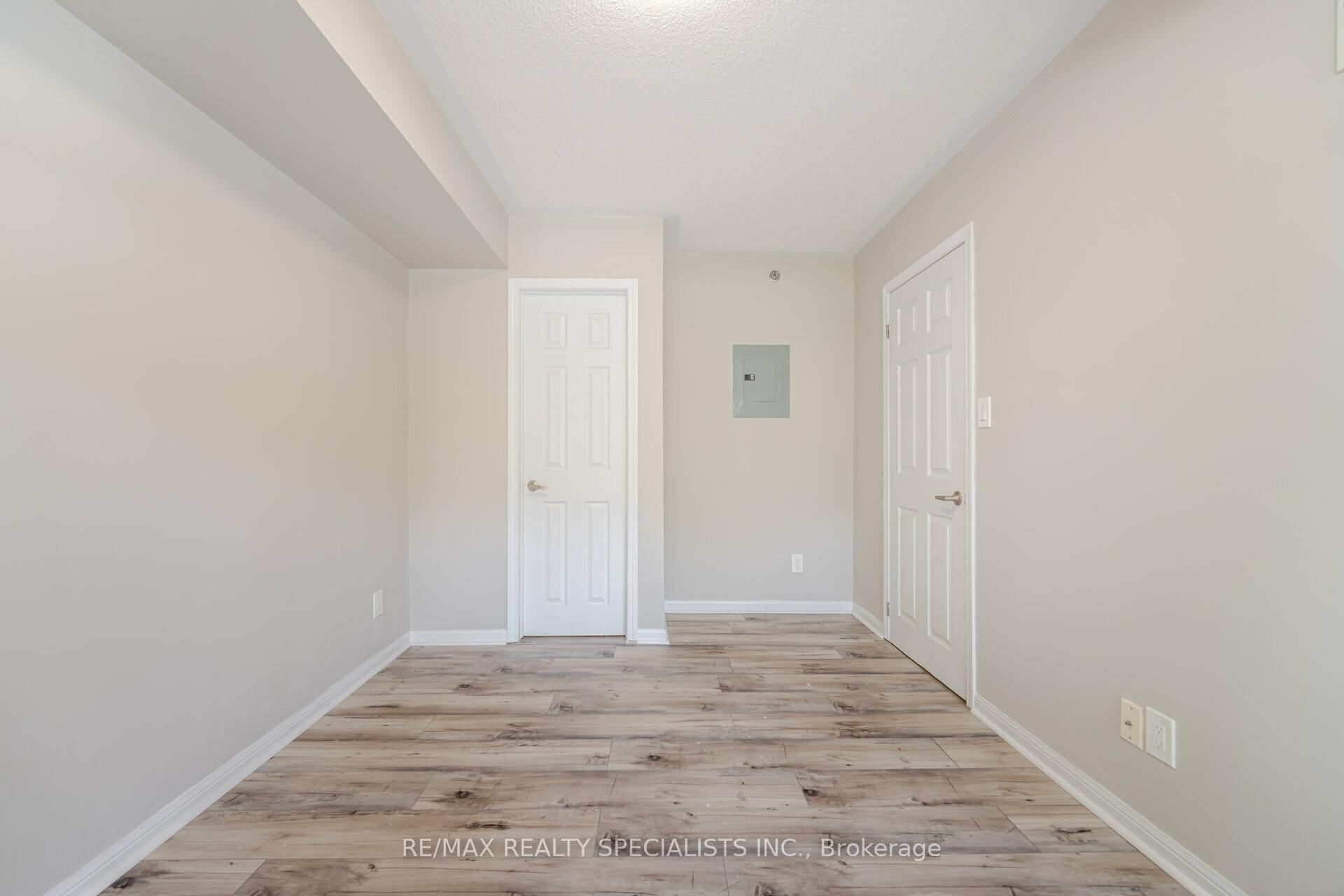 2 Bedrooms Condo at 3070 Rotary, Burlington For sale