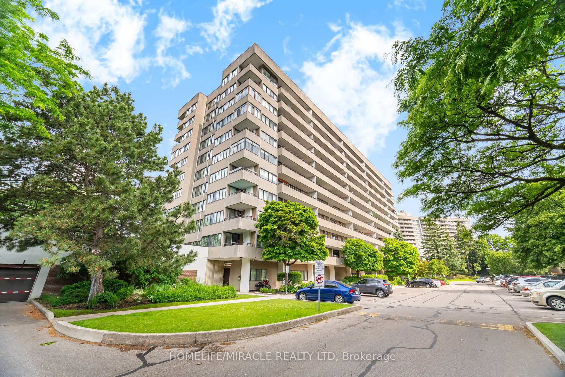 3 Bedrooms Condo at 1320 Mississauga valley, Mississauga For sale