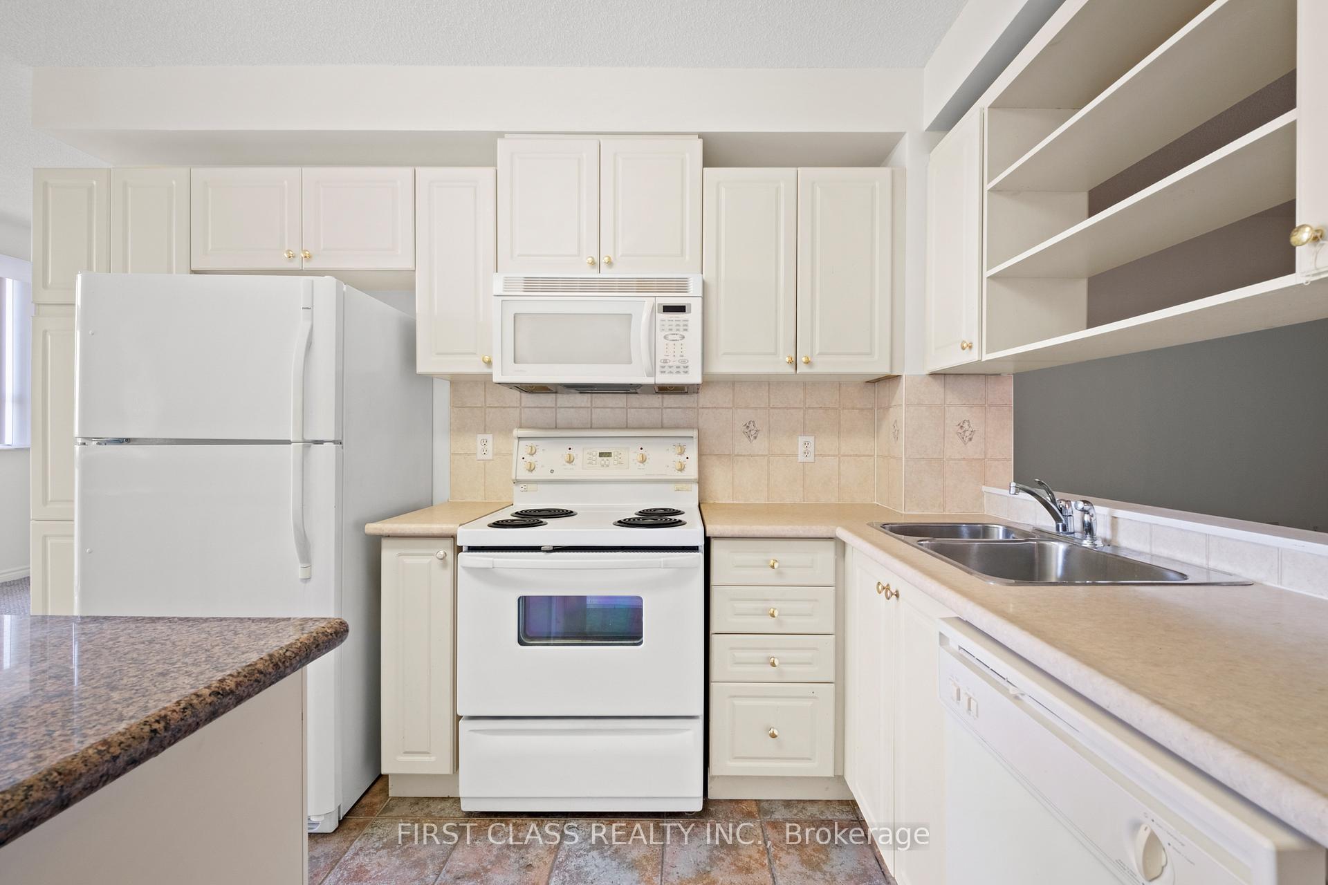 3 Bedrooms Condo at 200 Burnhamthorpe, Mississauga For sale