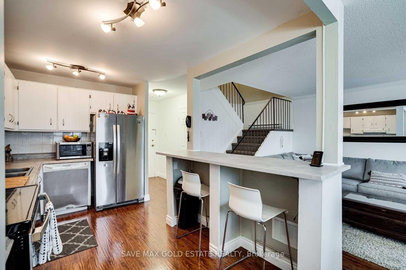4 Bedrooms Condo at 1066 FALGARWOOD, Oakville For sale