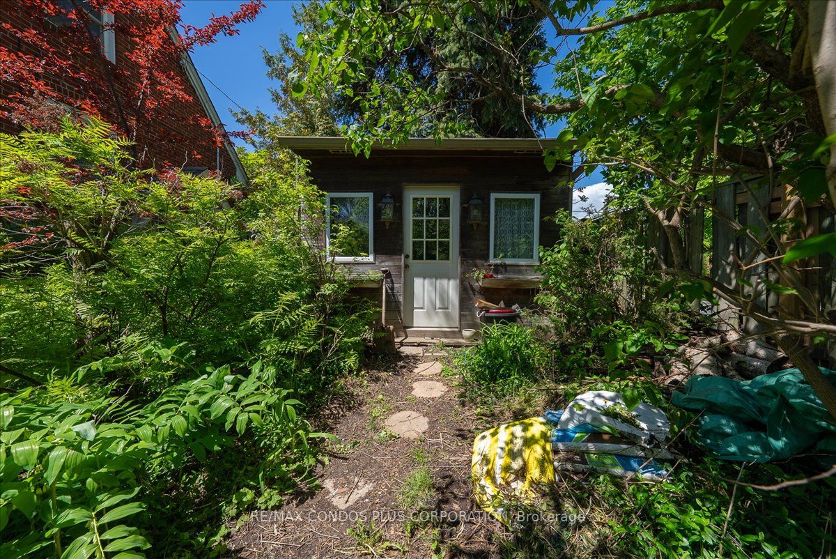 11 Ridgemoor Avenue