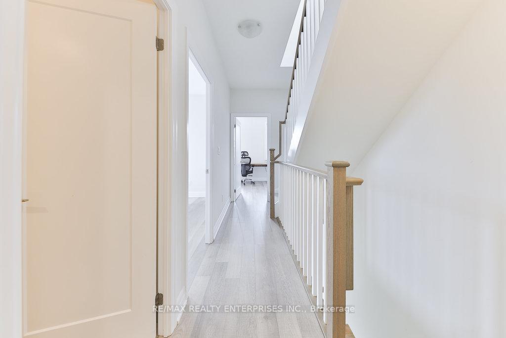 2 Bedrooms Condo at 657 Cricklewood, Mississauga For sale