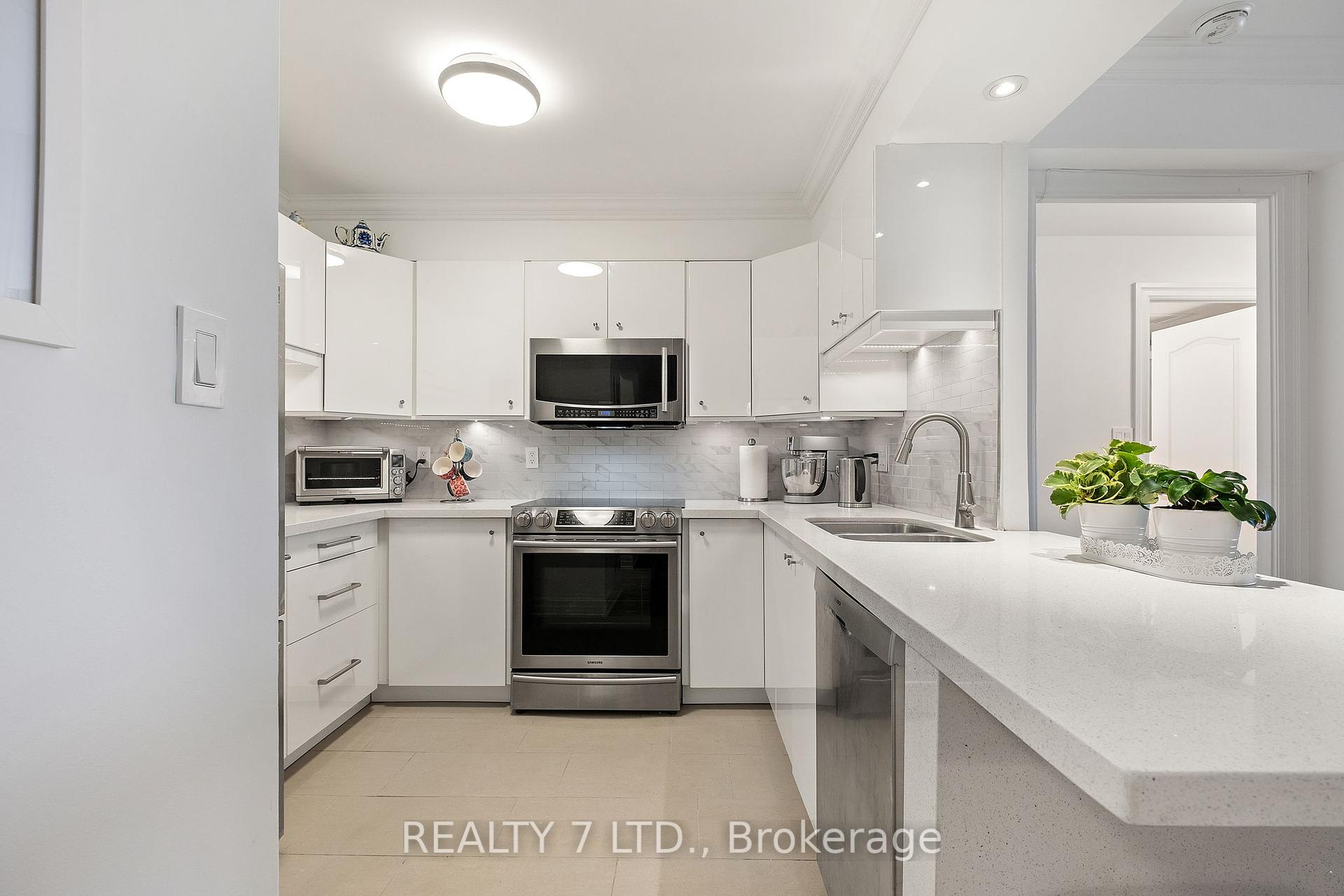 2 Bedrooms Condo at 850 Steeles, Vaughan For sale