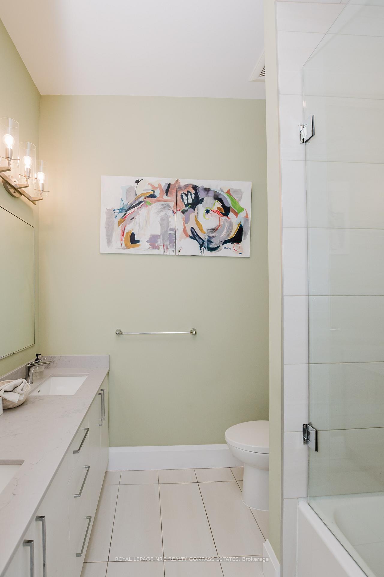 2 Bedrooms Condo at 118 King,  Hamilton For sale