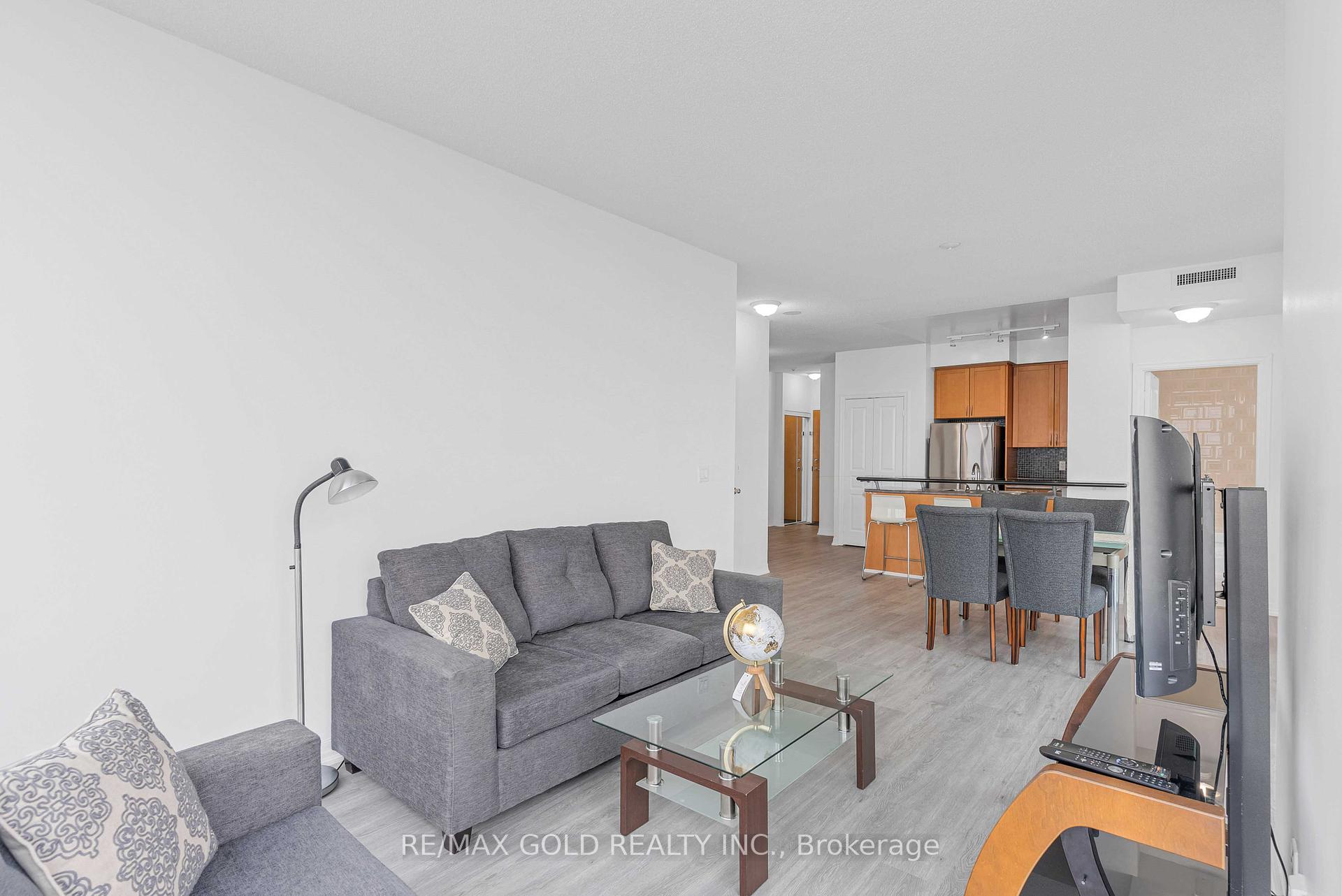 3 Bedrooms Condo at 3939 Duke Of York, Mississauga For sale