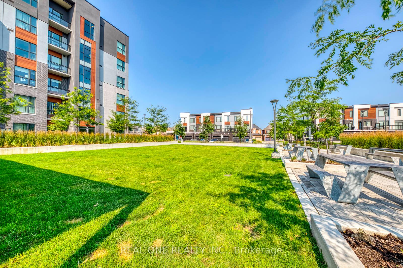 2 Bedrooms Condo at 95 Dundas, Oakville For sale