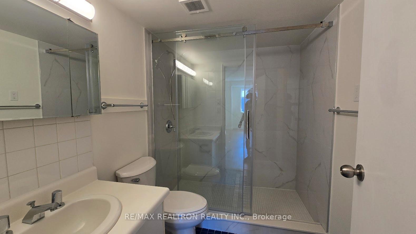2 Bedrooms Condo at 70 Elmsthorpe, Toronto For sale