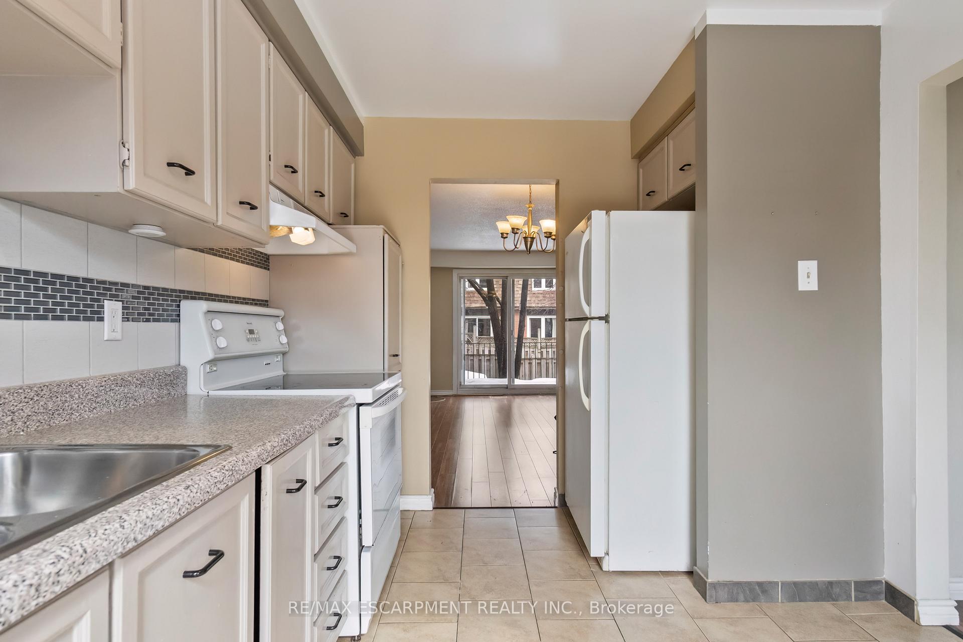 3 Bedrooms Condo at 750 Burnhamthorpe, Mississauga For sale