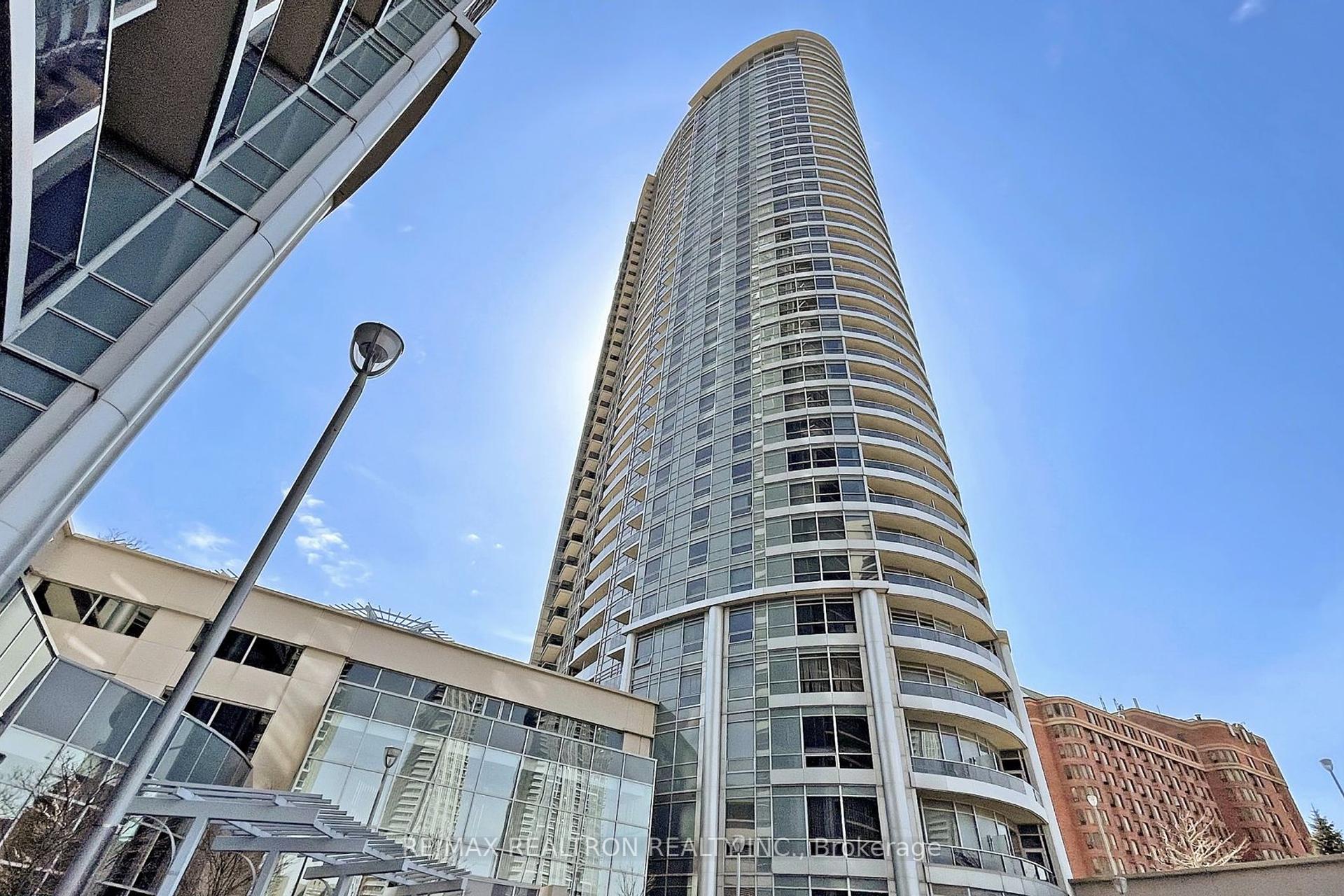 2 Bedrooms Condo at 125 Village Green, Toronto For sale
