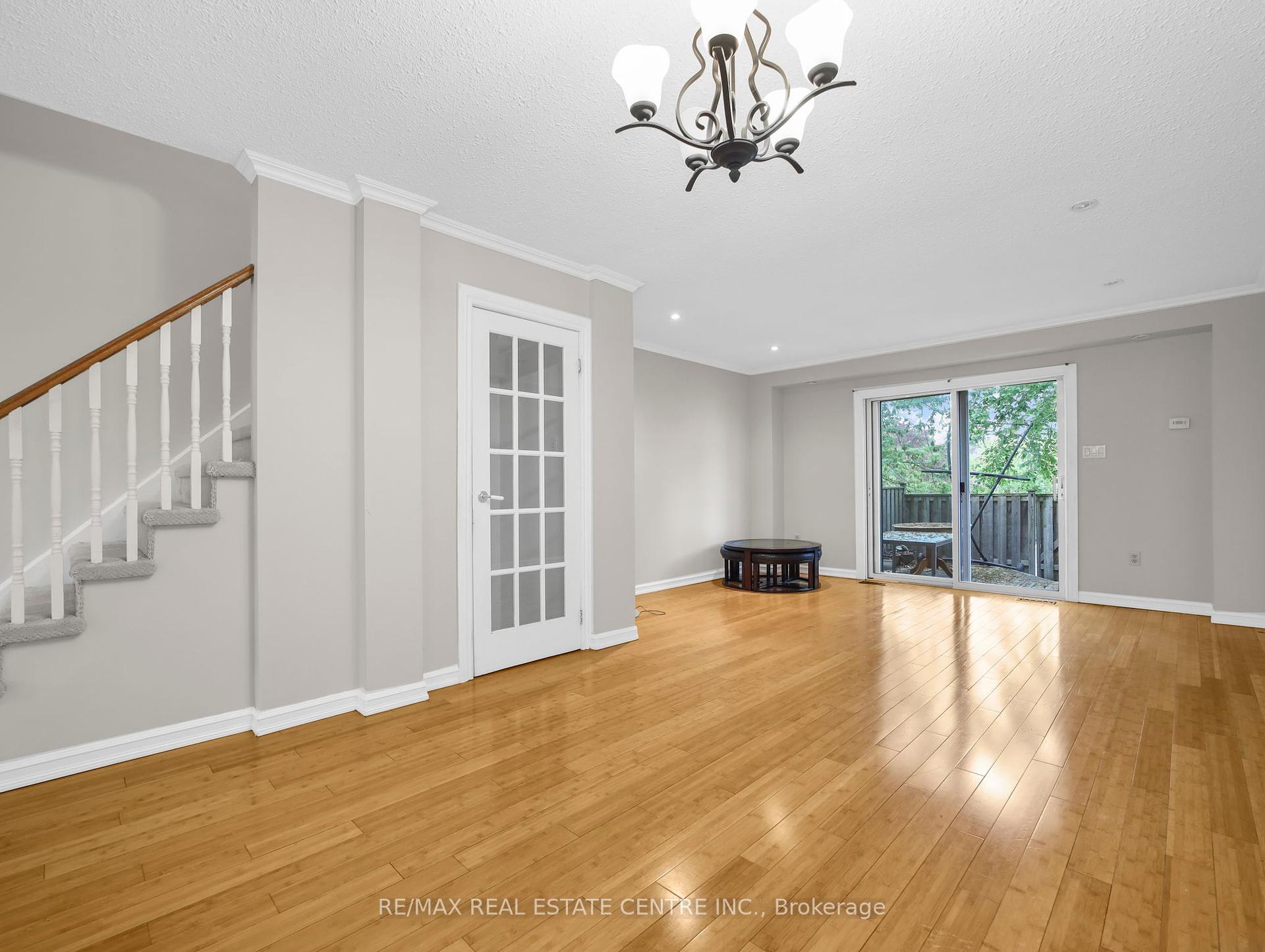 3 Bedrooms Condo at 2779 Gananoque, Mississauga For sale