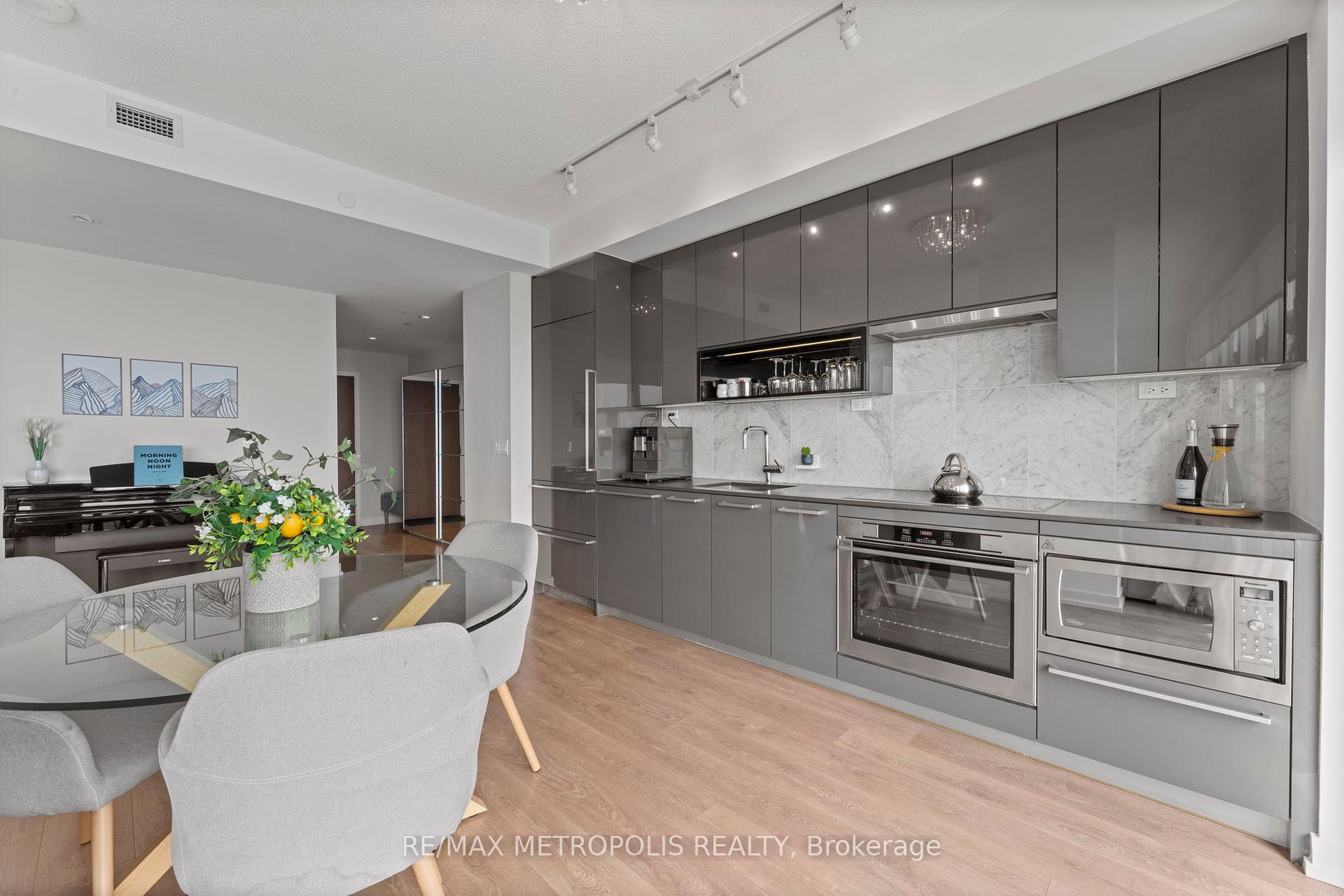 2 Bedrooms Condo at 117 McMahon, Toronto For sale
