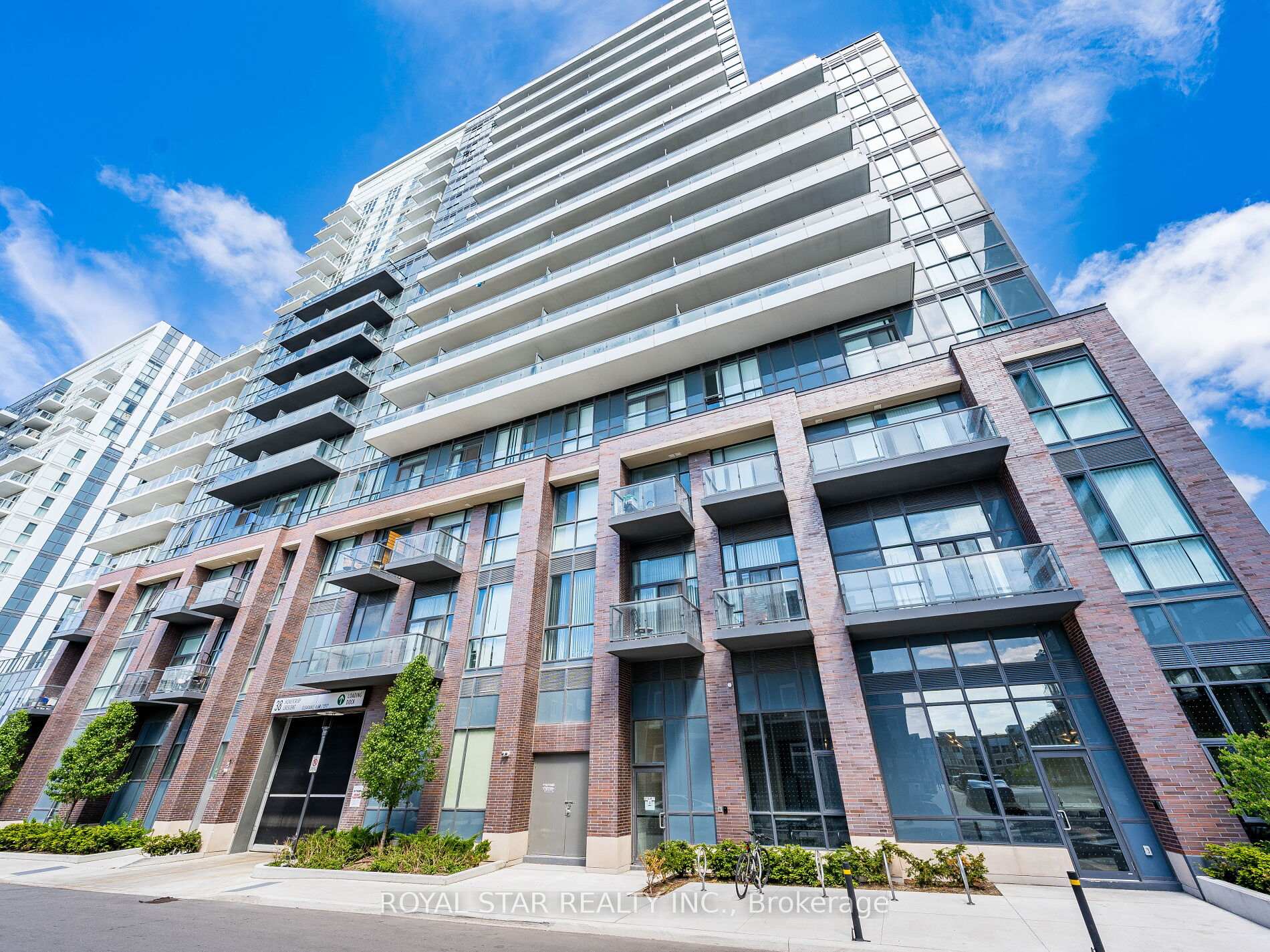 2 Bedrooms Condo at 38 Honeycrisp, Vaughan For sale