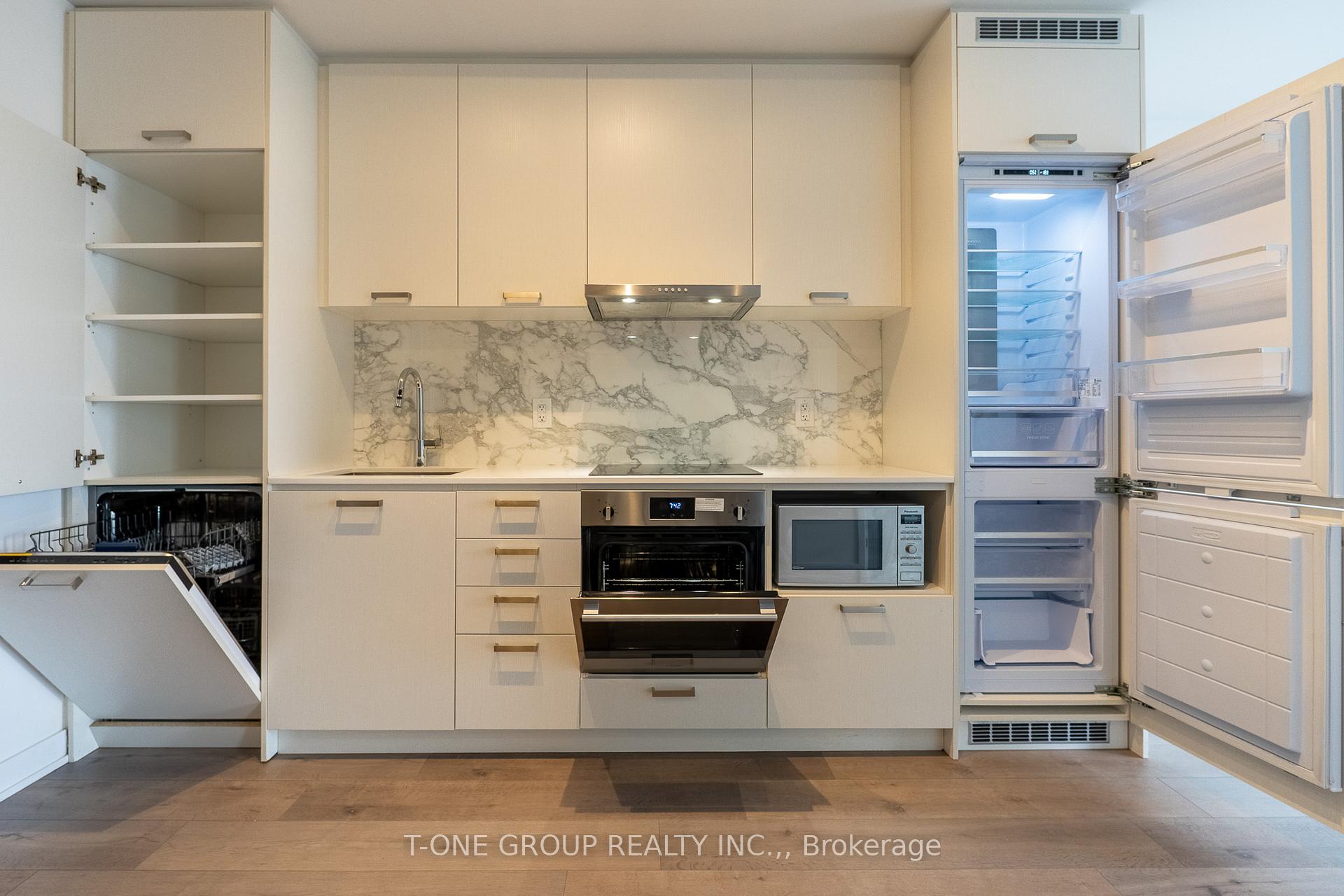 2 Bedrooms Condo at 10 Honeycrisp, Vaughan For sale