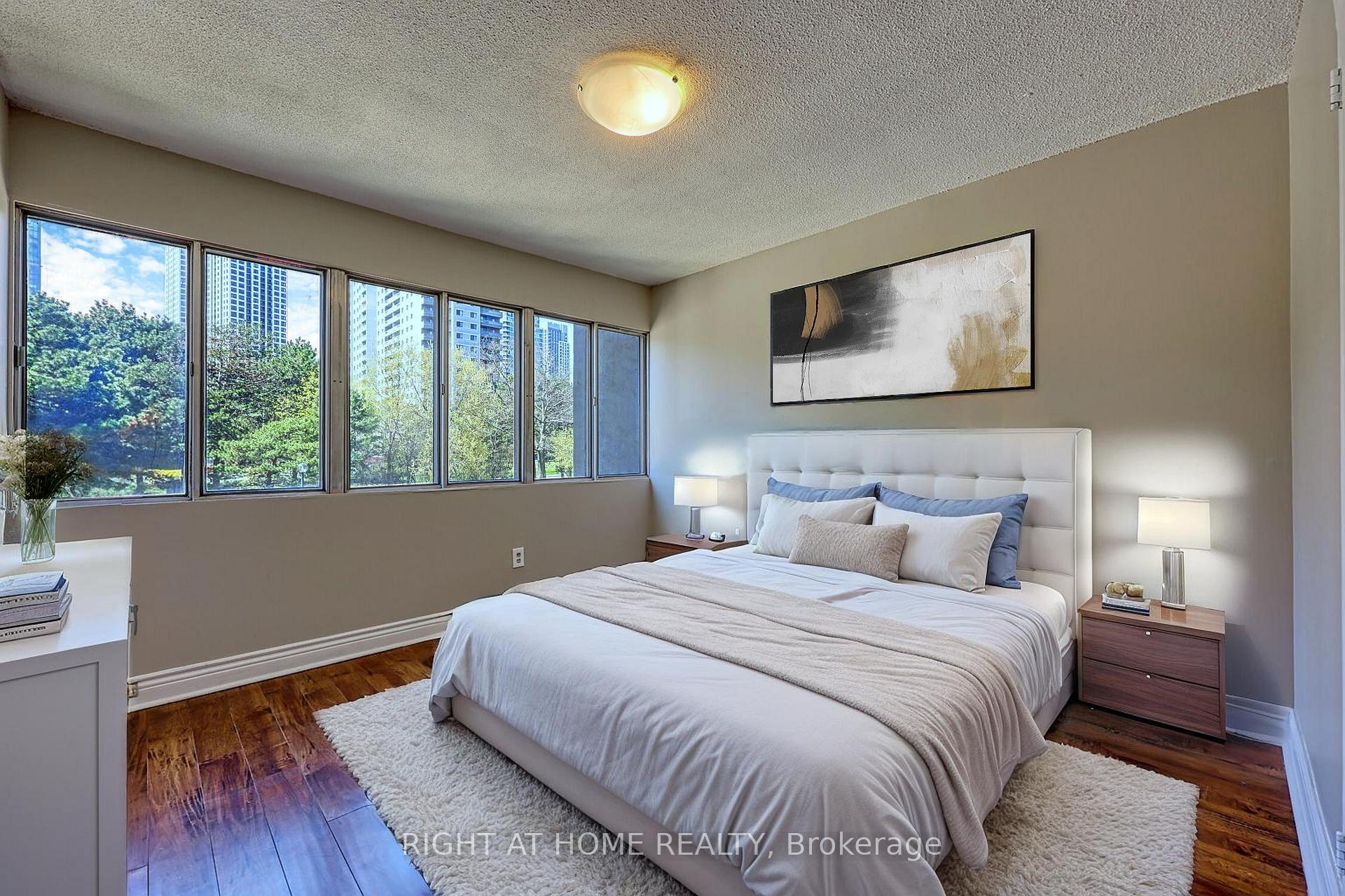 4 Bedrooms Condo at 1580 Mississauga,  Mississauga For sale