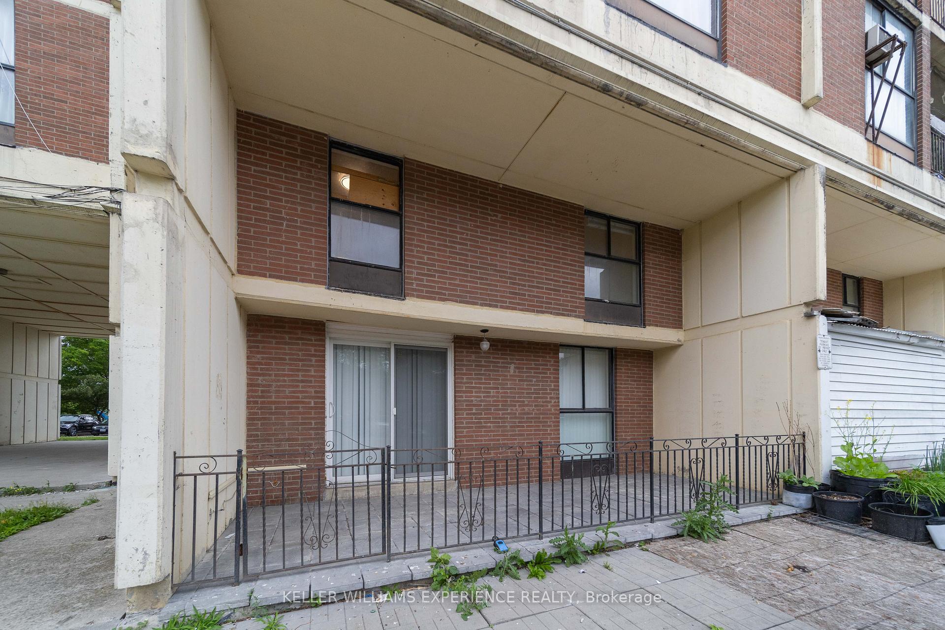 4 Bedrooms Condo at 4661 Jane, Toronto For sale