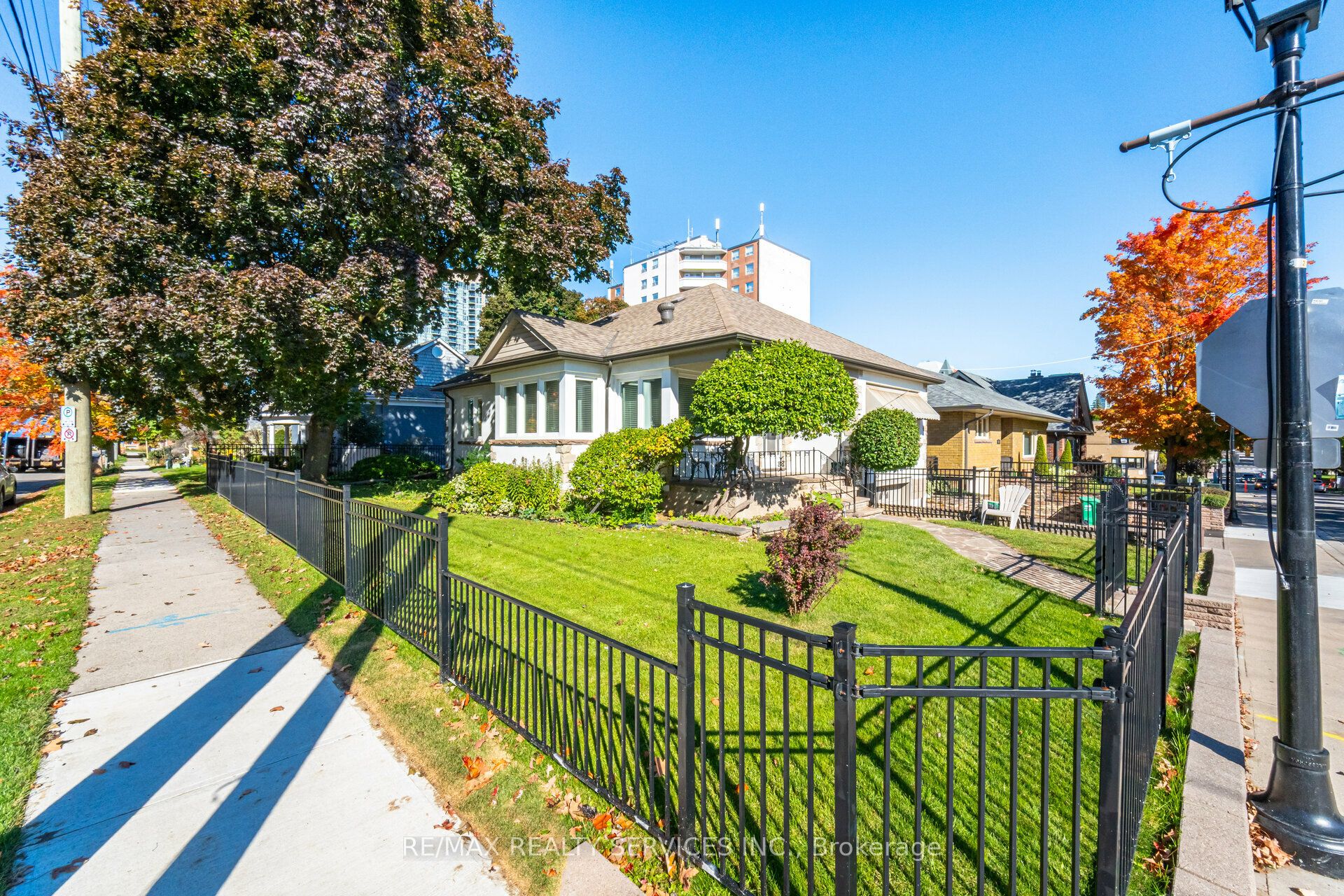 18 Wellington Street W