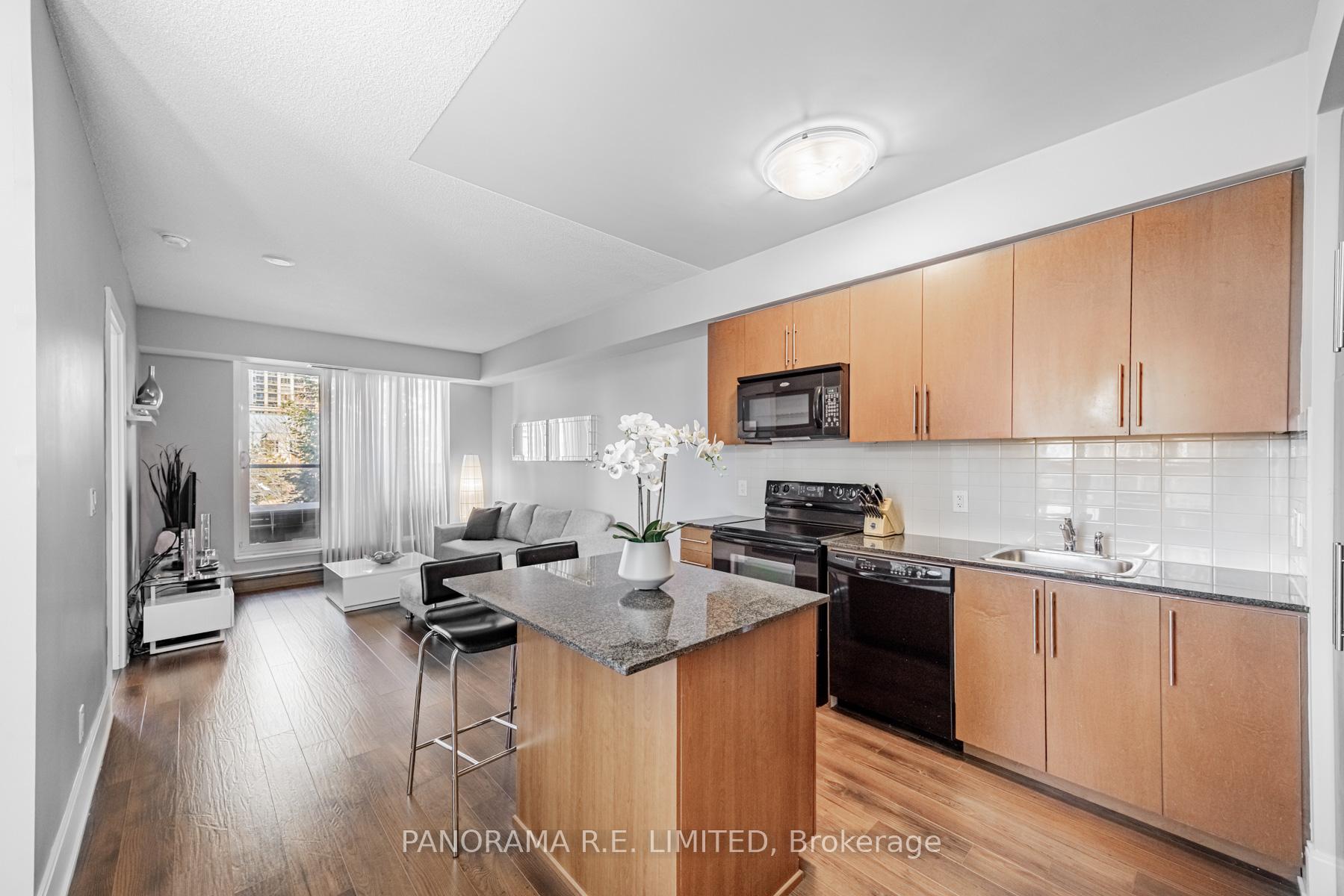 3 Bedrooms Condo at 330 Burnhamthorpe, Mississauga For sale