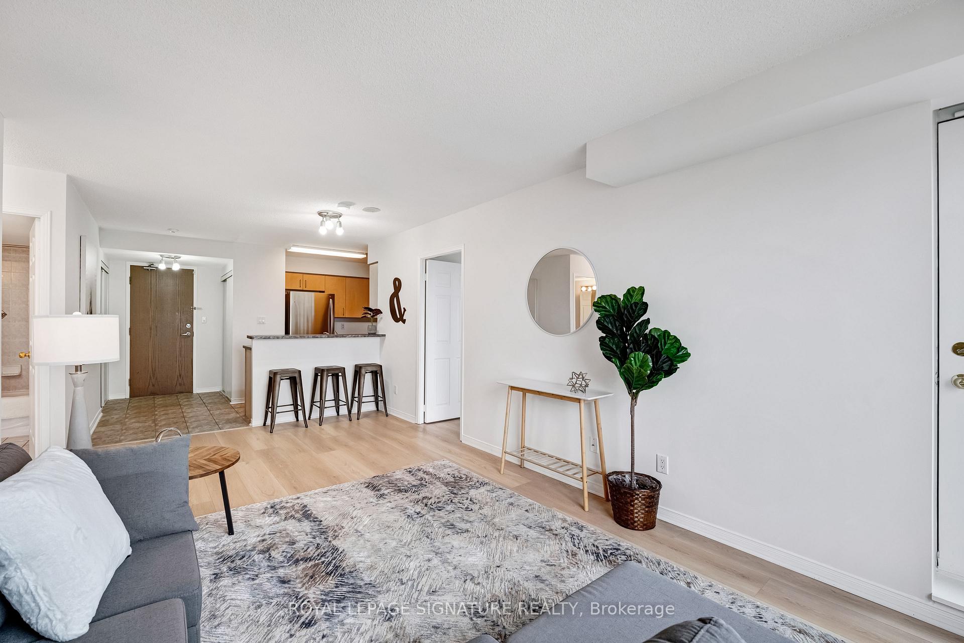 2 Bedrooms Condo at 233 Beecroft, Toronto For sale