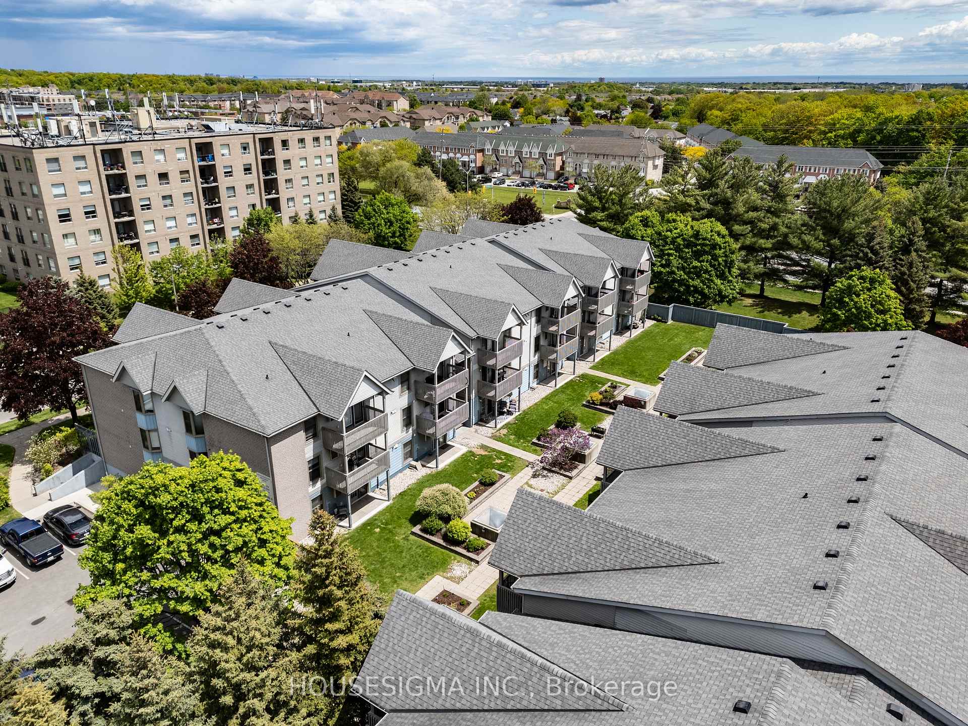2 Bedrooms Condo at 2010 Cleaver, Burlington For sale