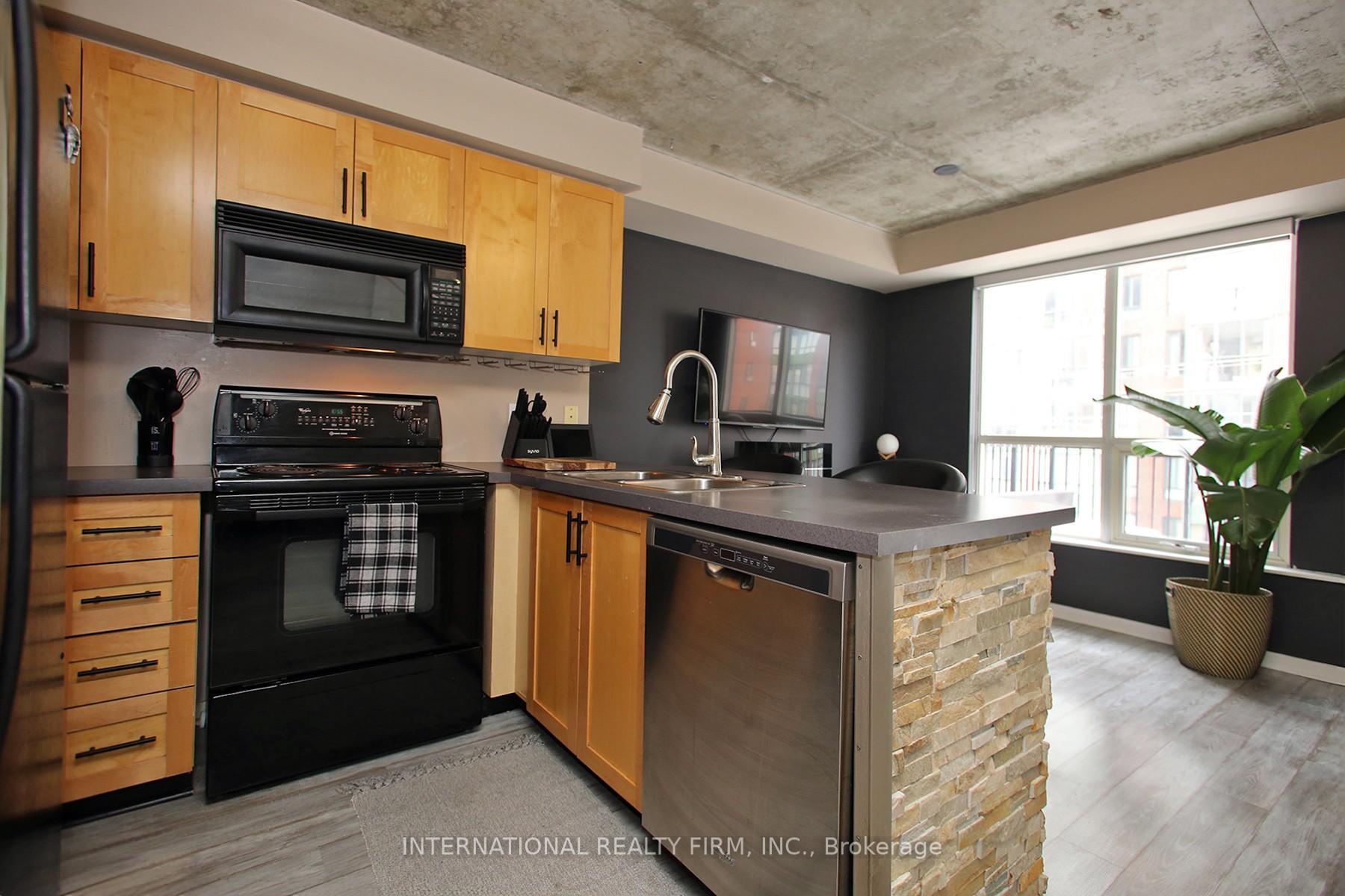 2 Bedrooms Condo at 800 King, Toronto For sale