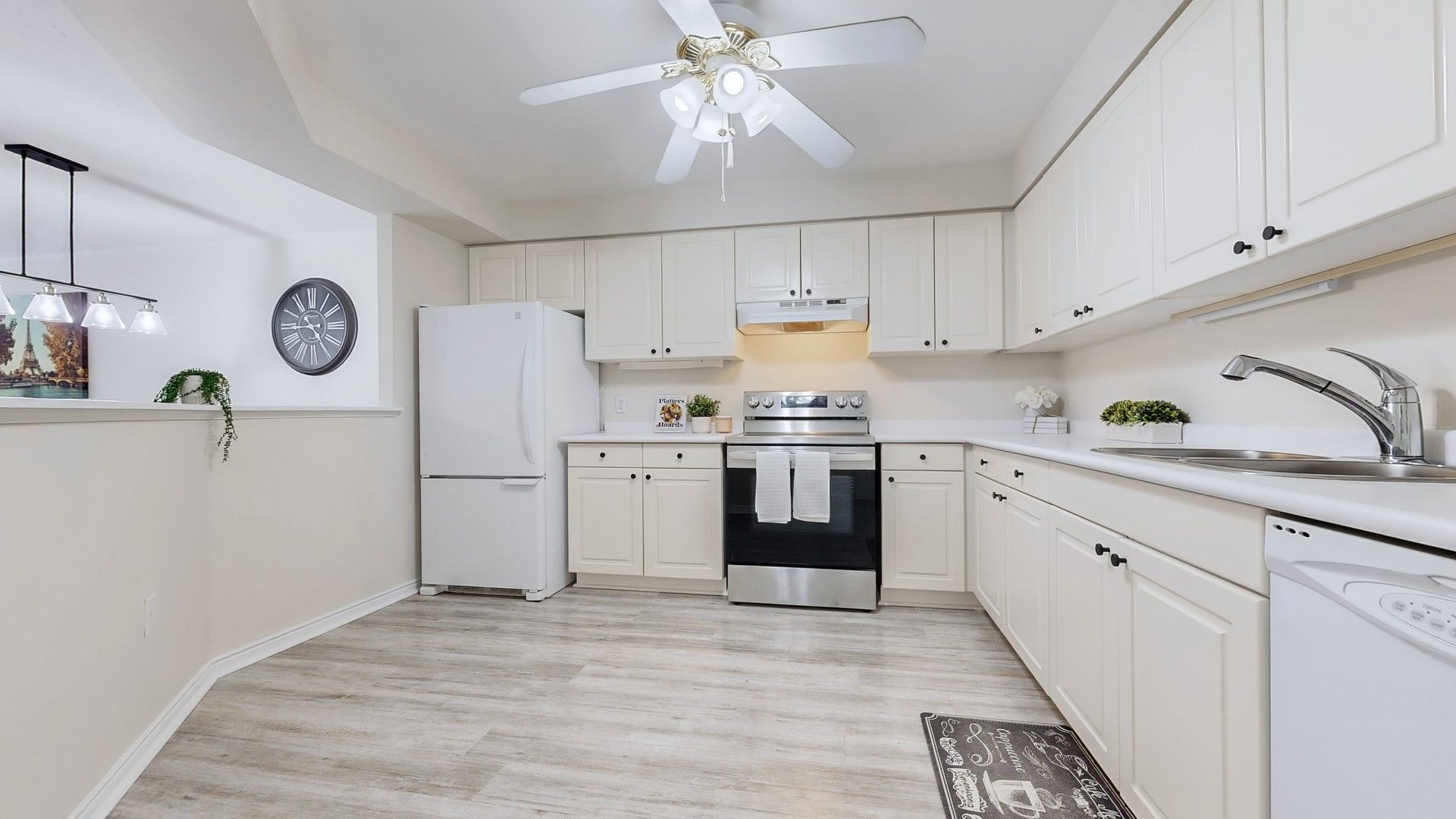 85 Wellington Street W 211
