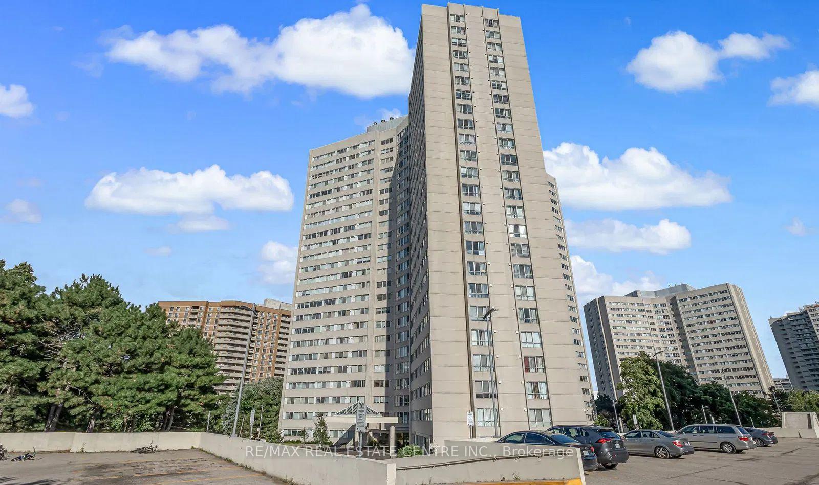 3 Bedrooms Condo at 3700 Kaneff, Mississauga For sale