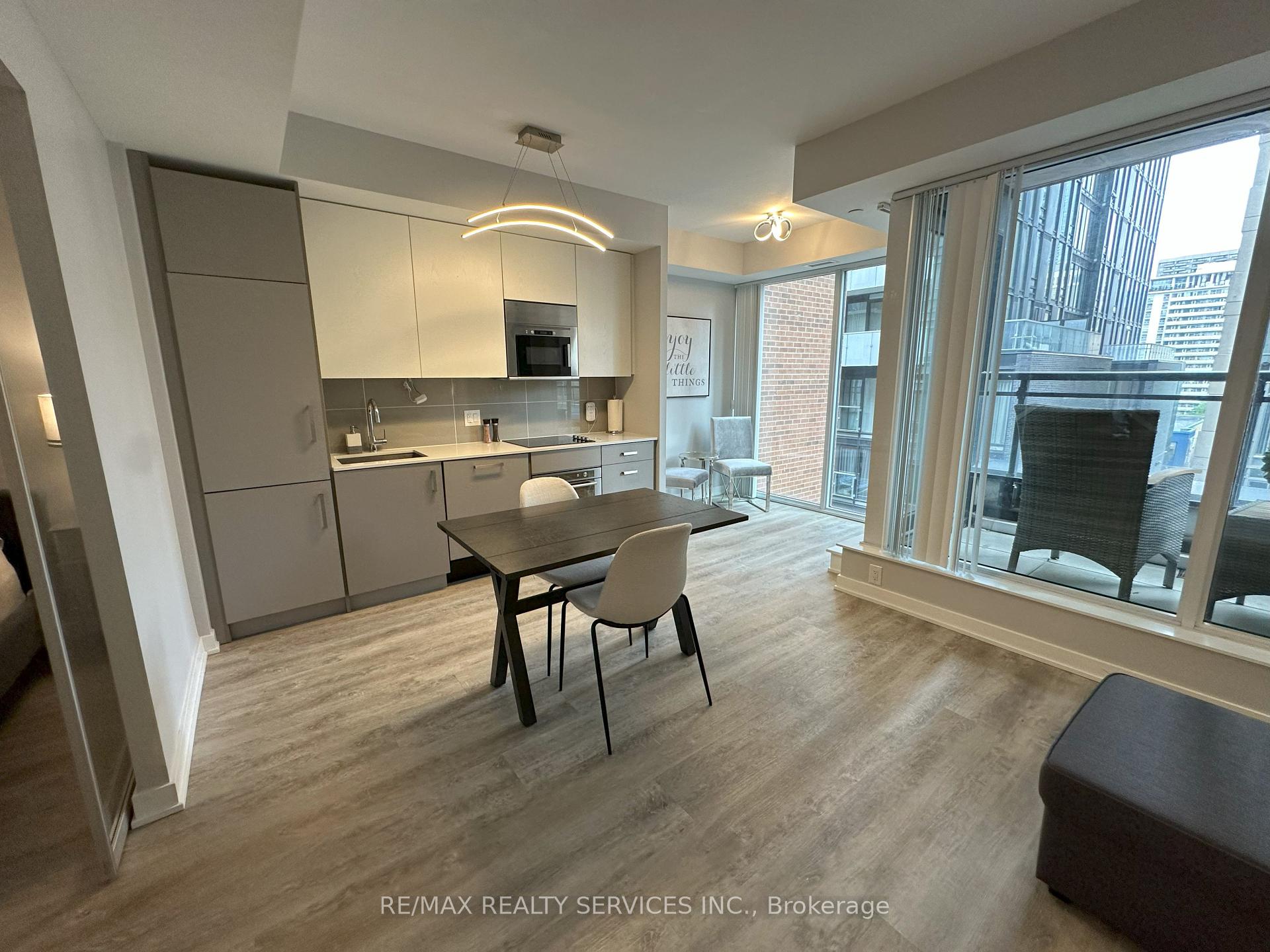 2 Bedrooms Condo at 17 Dundonald, Toronto For sale